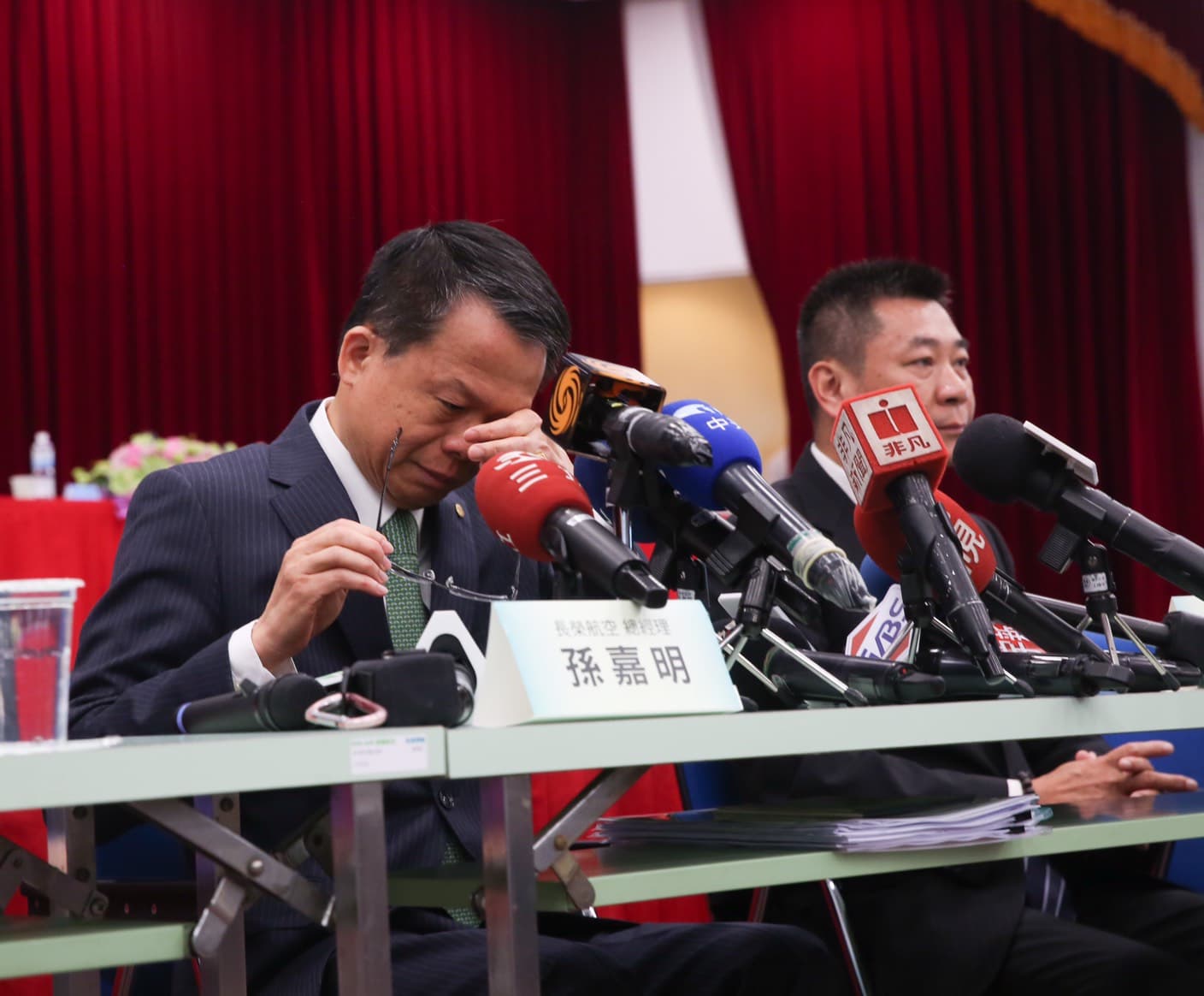 孫嘉明講到激動處,甚至哽咽說看到地勤忙到沒吃飯「很想哭」。