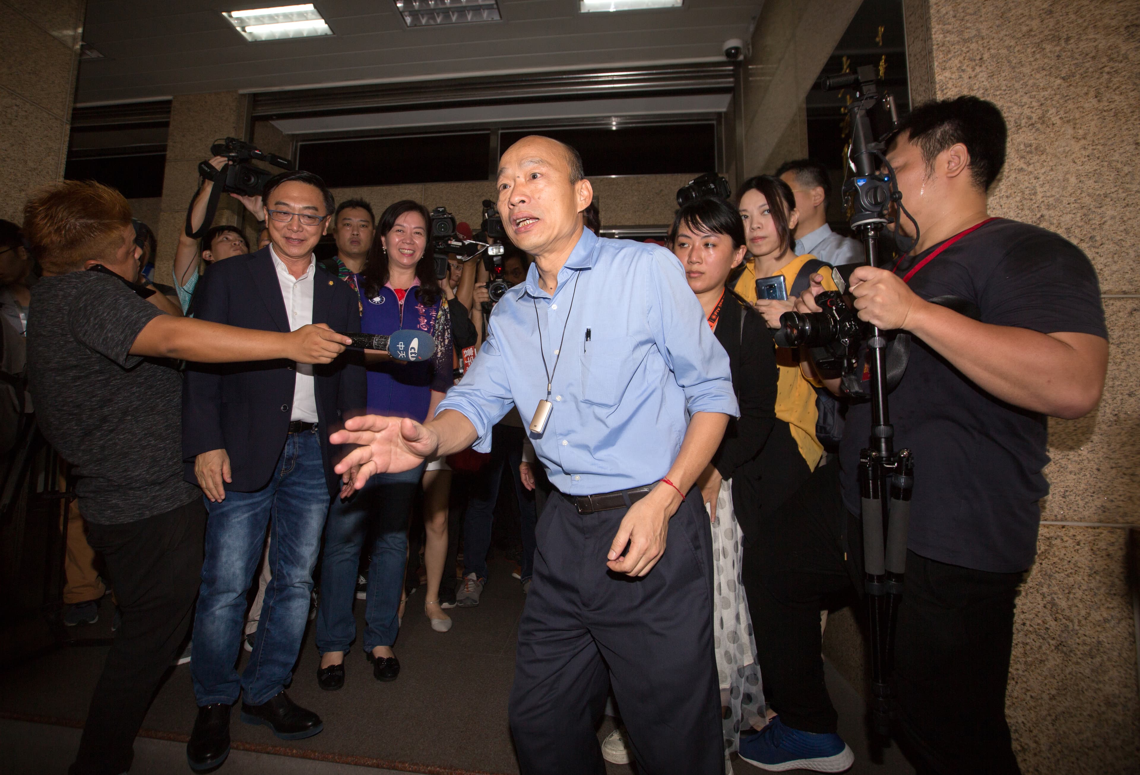 韓國瑜涉嫌在北農總經理任內濫發獎金、用公款支付妻子出國,北檢調查2年至今未結,上週突襲北農調取資料。