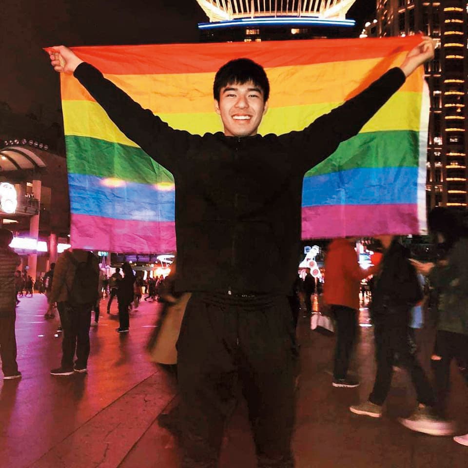 在戲中飾演同志的陳昊森私底下也支持同志，他曾貼出舉著彩虹旗的照片，為去年的同婚公投打氣。（翻攝自陳昊森Edward全球粉絲後援會）