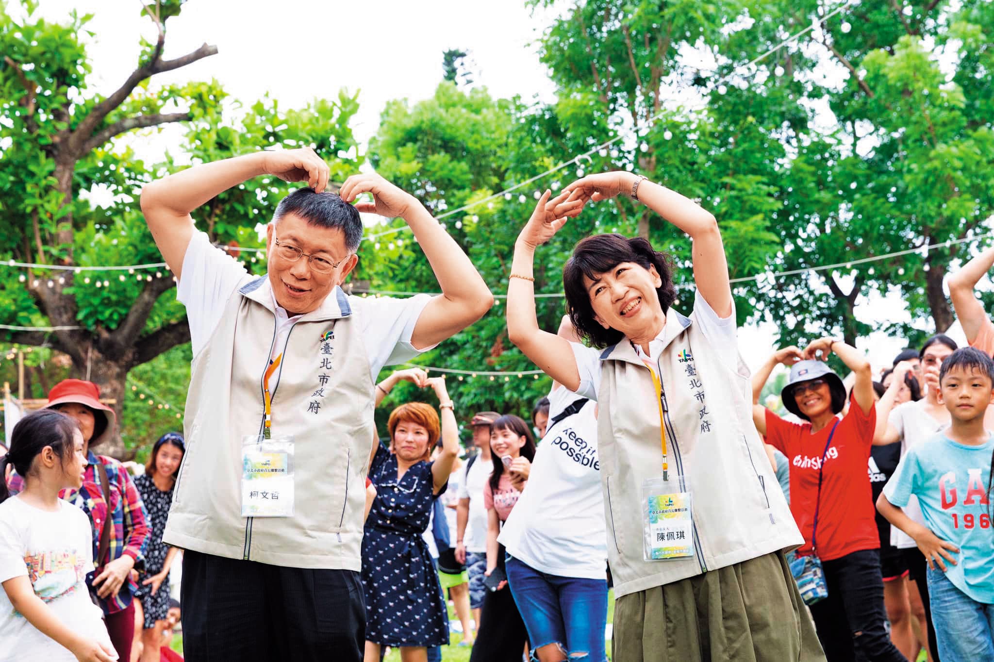 柯P(左)全台跑透透替大選試水溫,夫人陳佩琪(右)也難得在花東合體。(翻攝自柯粉俱樂部臉書)