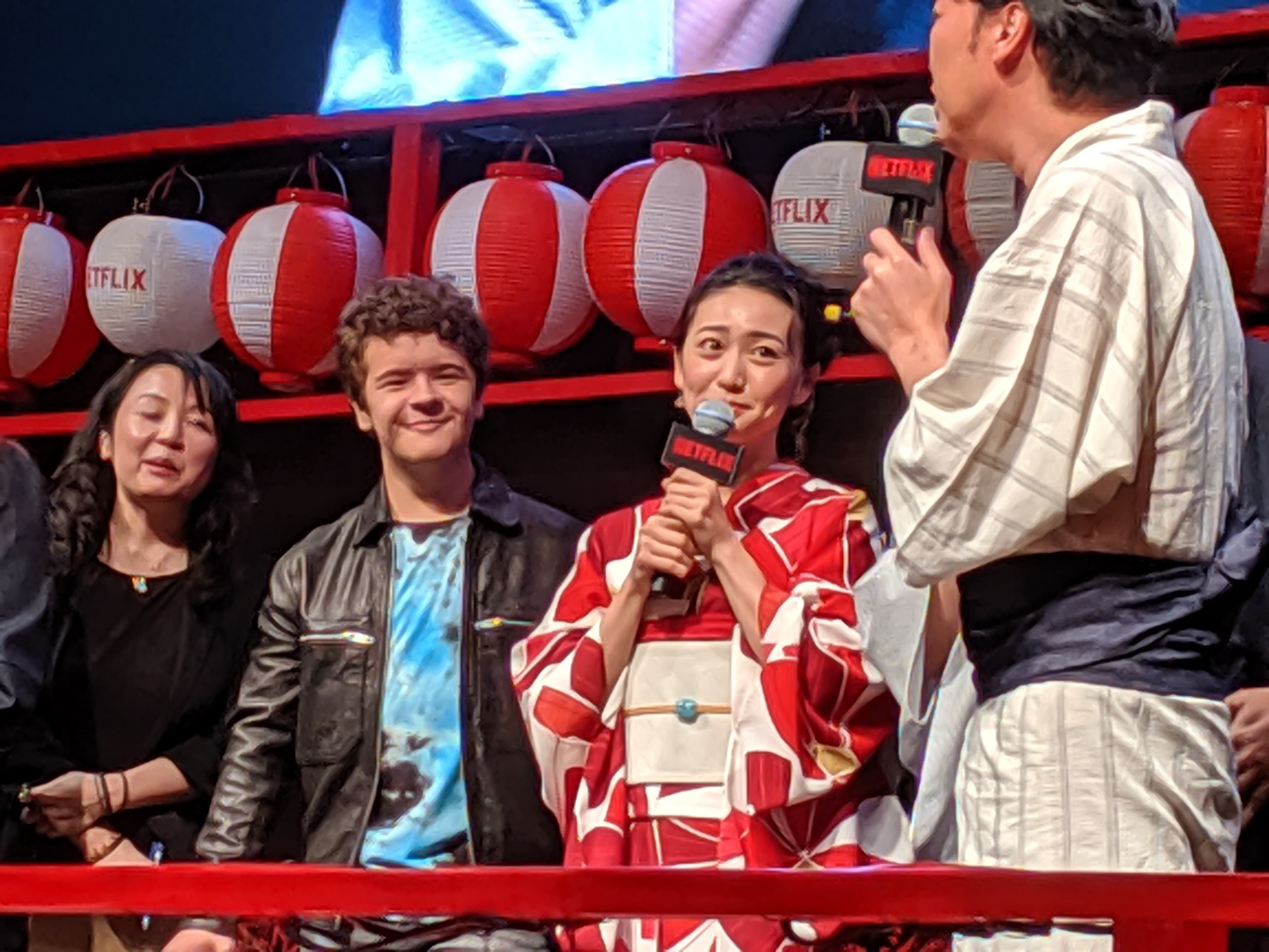 大島優子(右二)說自己最喜歡達斯汀,讓蓋登馬塔拉佐(左二)聽了好開心。(Netflix提供)