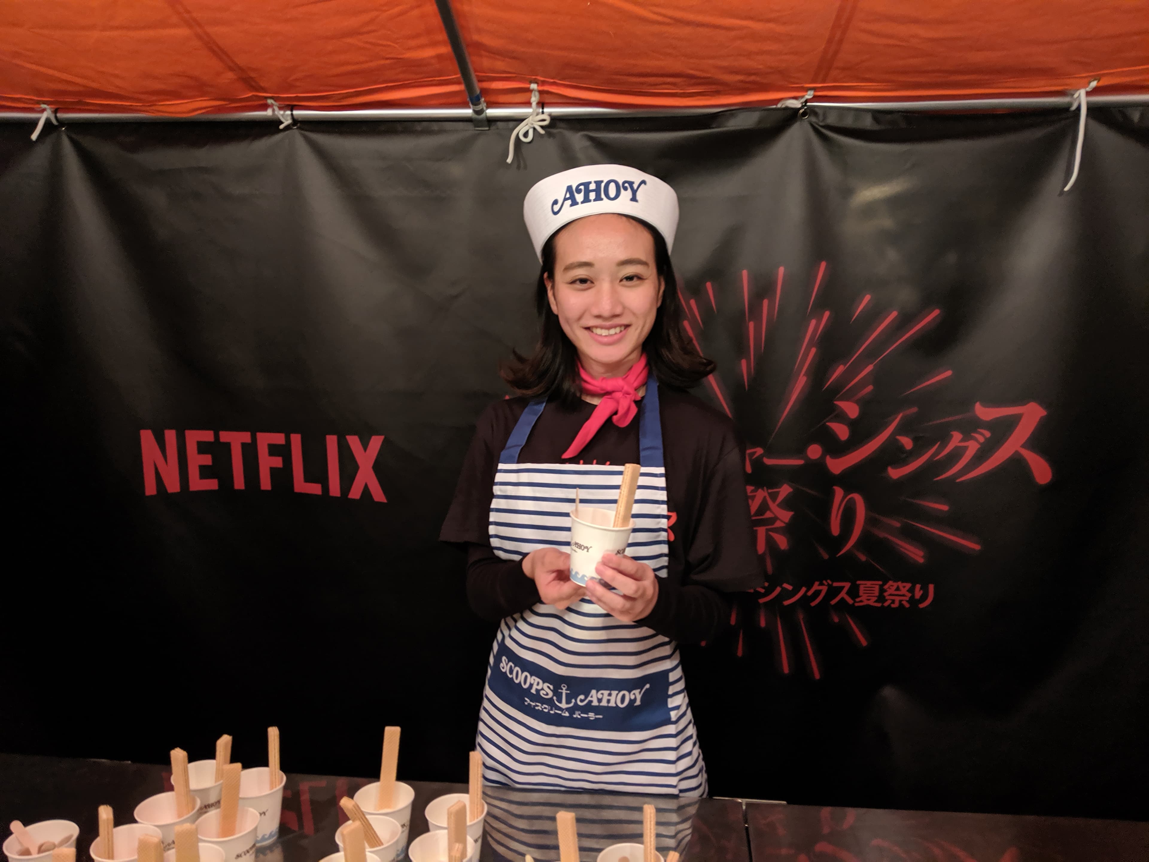 怪奇物語夏日祭的冰淇淋攤位,完全呼應了《怪奇物語3》的劇情。(Netflix提供)