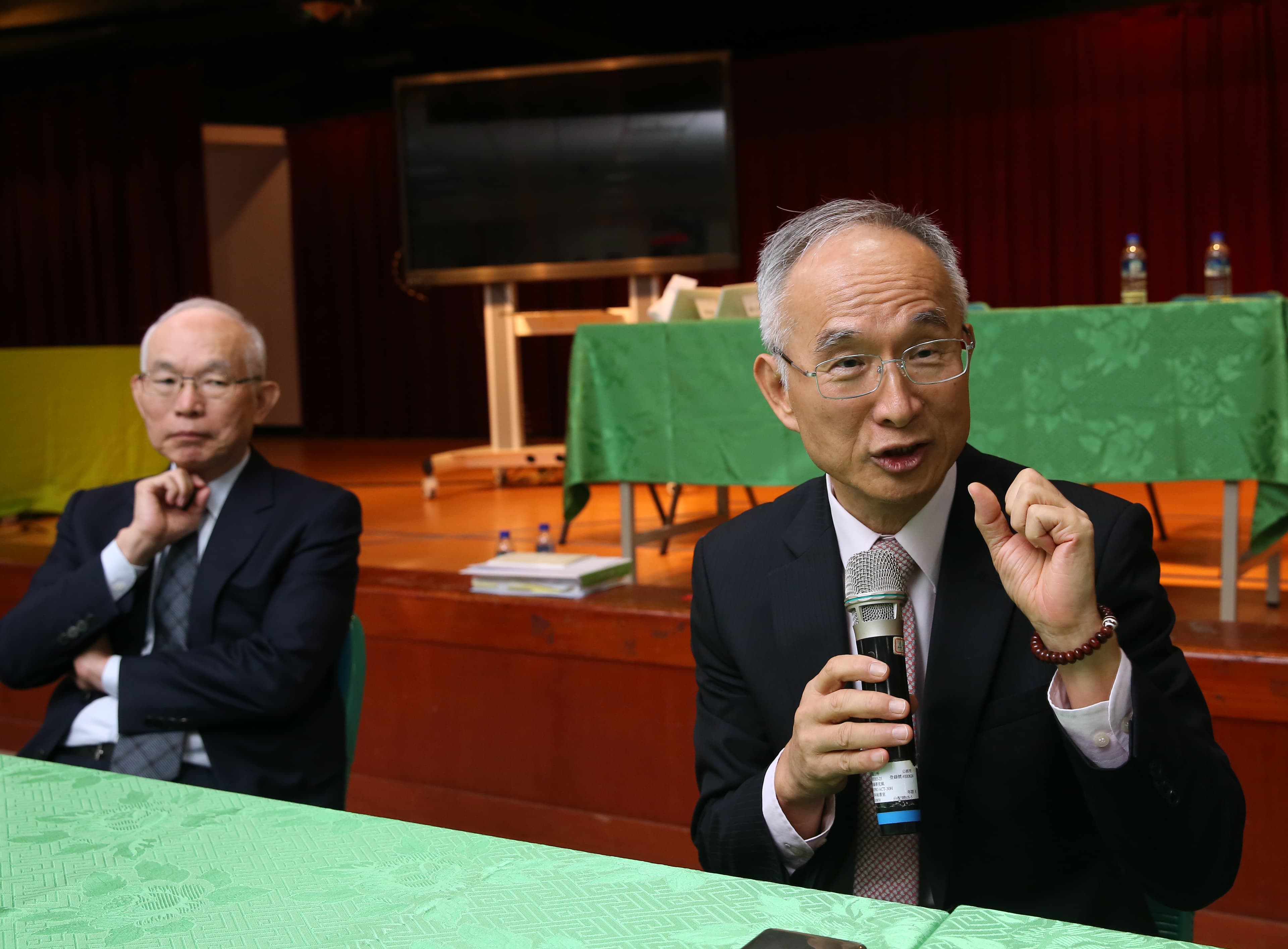亞太電信董事長呂芳銘（右）表示，「有線電視不怕競爭，要的是公平競爭，NCC不能掐著脖子，卻讓另一隻出去外面咬人。」