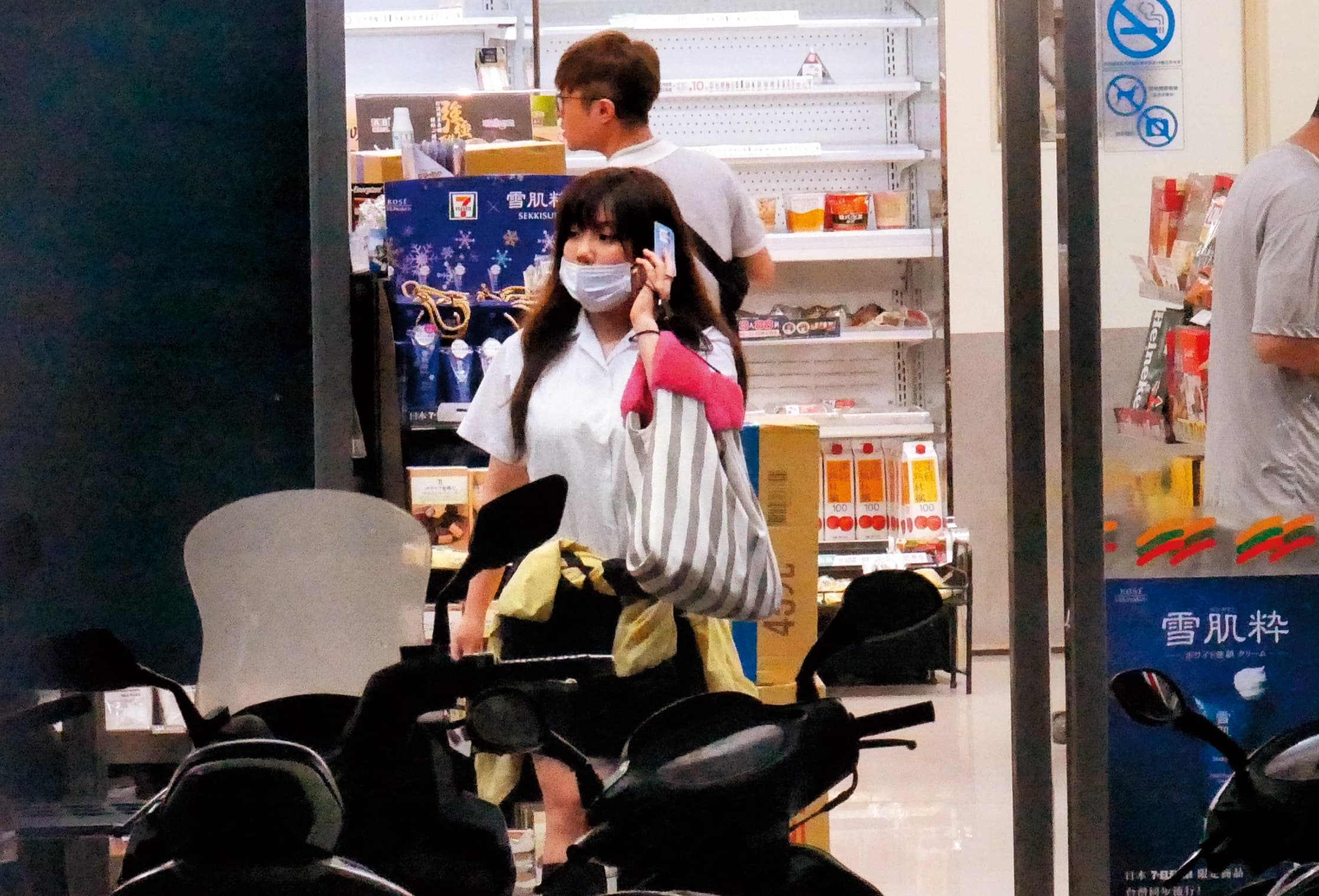 6/1 19：07，安那跟同學們告別之後，一個人行動，她已有藝人的自覺，出門會戴口罩。