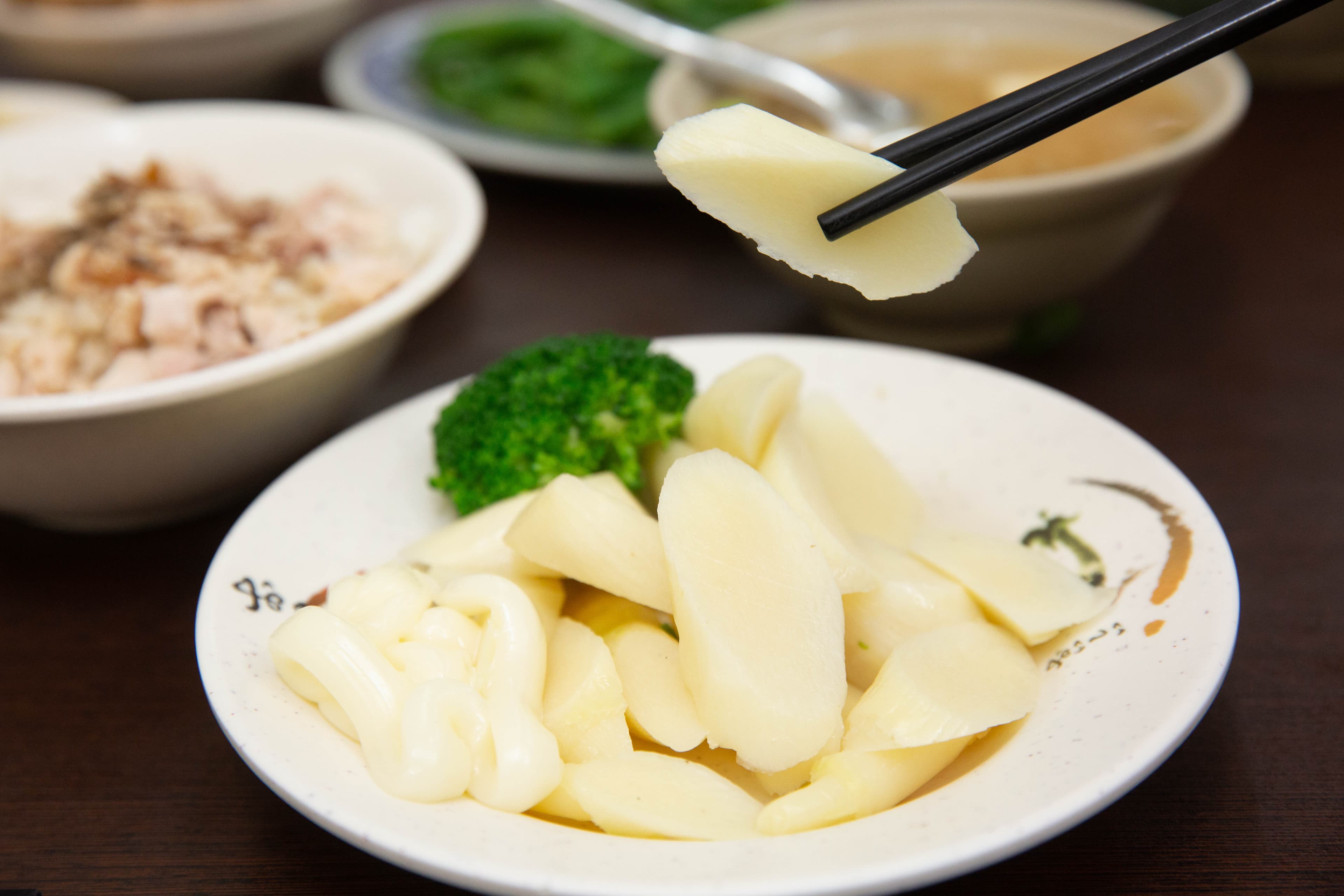 嘉義人火雞肉飯提供滷白菜、涼拌綠竹筍等小菜。(時價/份)