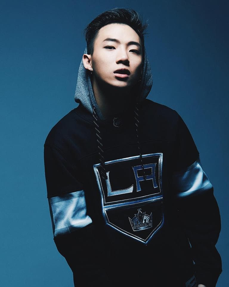ØZI的《ØZI: The Album》,從專輯名稱就給人一種「就是這樣」的氛圍。(翻攝自ØZI臉書)