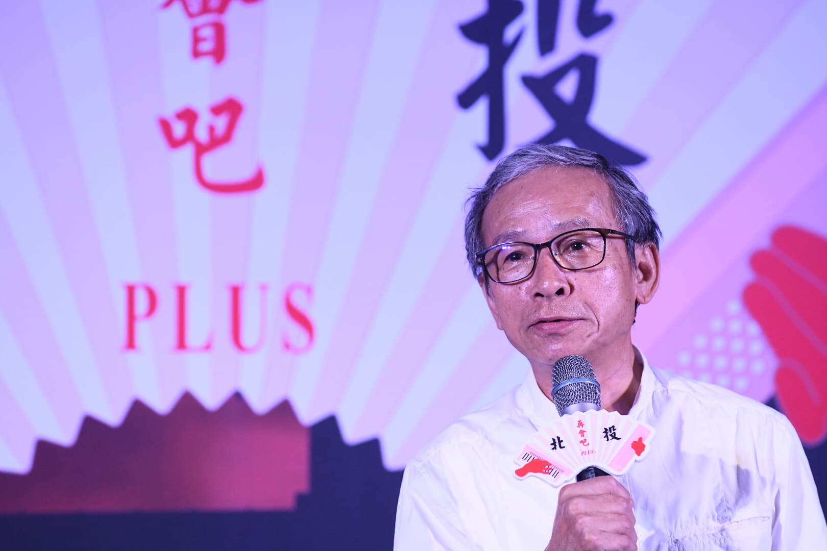 吳念真希望觀眾能進劇場享受兩小時的情緒放鬆,一起歡笑一起哭泣。(綠光劇團提供)