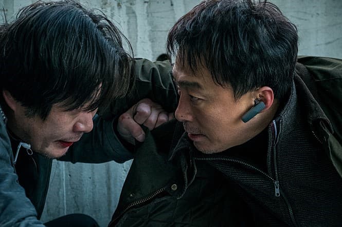 李星民(右)與劉在明在《緝凶對決》首度合作,兩人互飆演技被媒體譽為「演技之神的大對決」。(車庫娛樂提供)