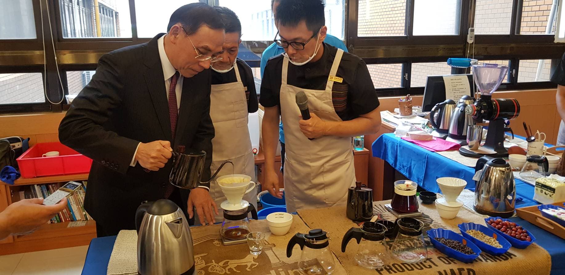 法務部部長蔡清祥向受刑人學習如何煮杯好咖啡,直誇咖啡濃郁香醇。
