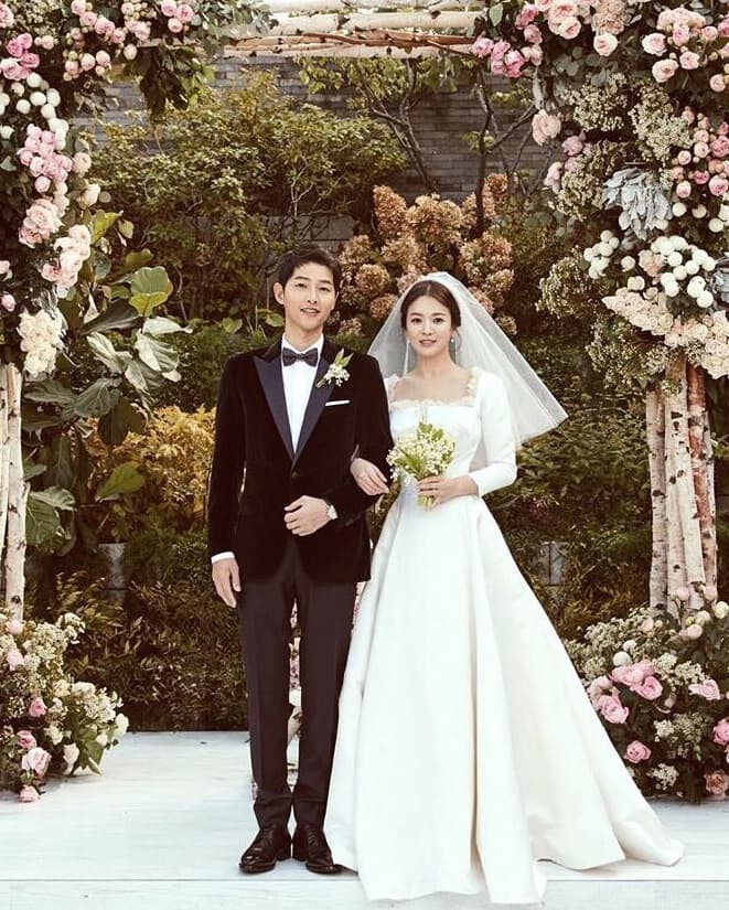 宋慧喬與宋仲基在2017年底舉行了浪漫婚禮,當時她手上象徵「幸福歸來」的鈴蘭捧花引起不少話題。(翻攝宋慧喬IG)