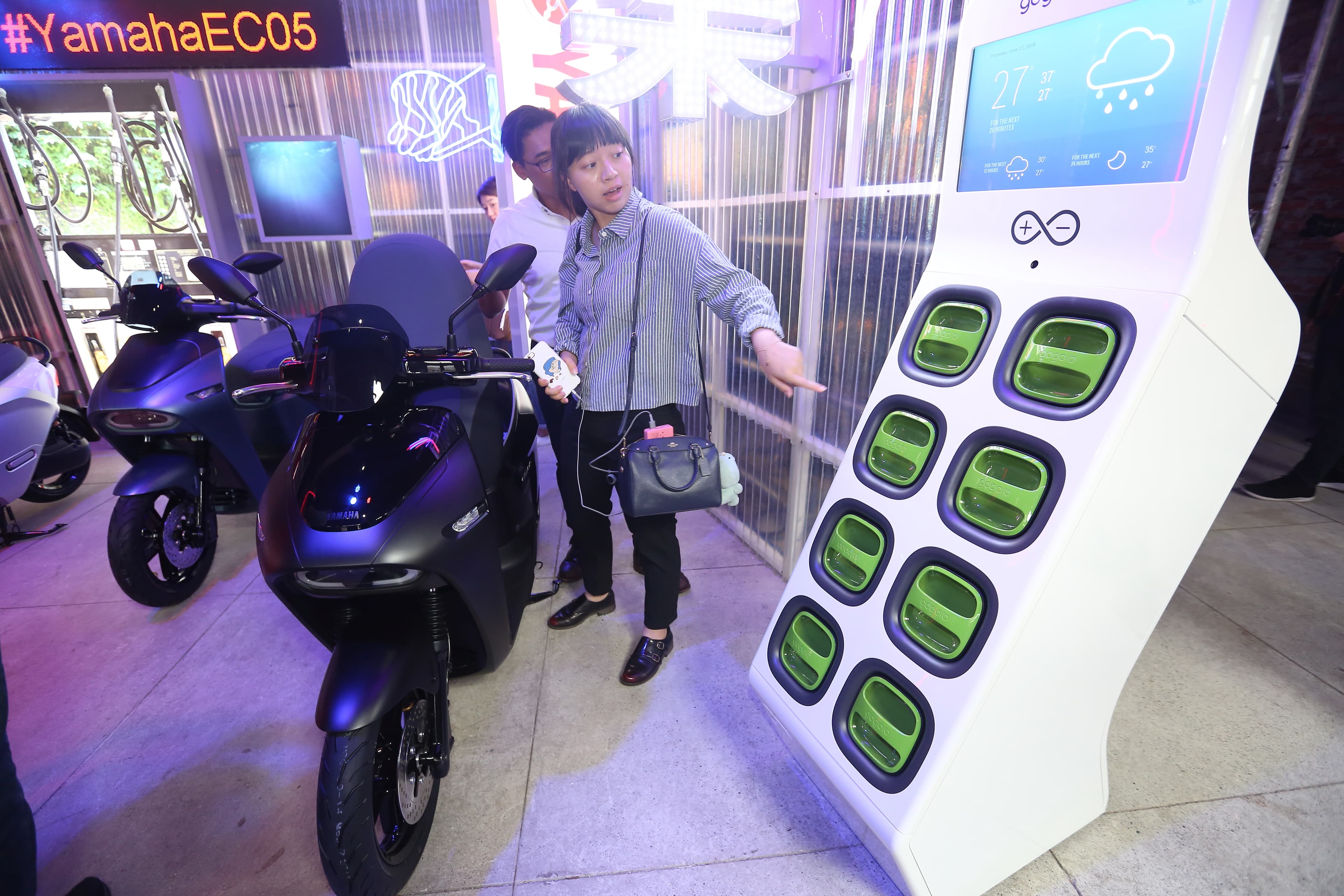 EC-05由山葉委託Gogoro負責製造，並透過YAMAHA在台通路進行銷售，車主購車後需另行和Gogoro簽約購買換電服務。