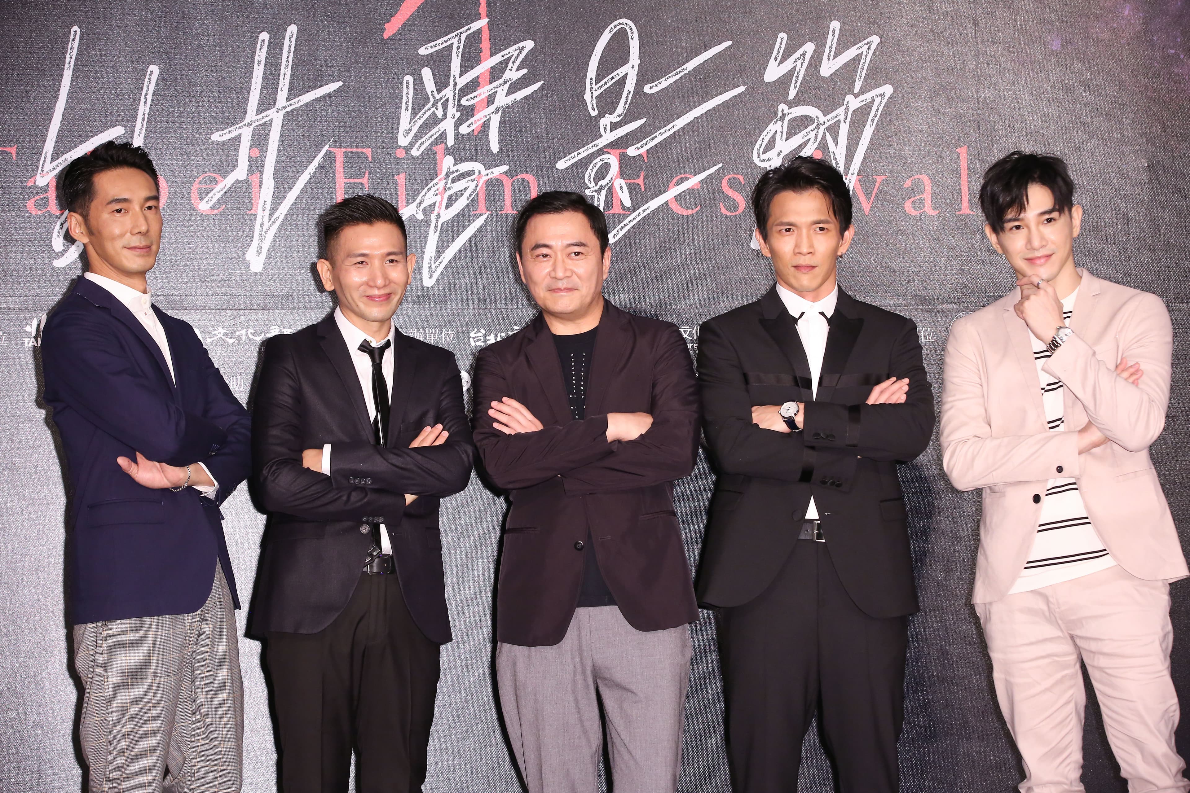 《灼人秘密》的男星群,李李仁(左起)、導演趙德胤、湯志偉、黃尚禾、張立昂,擺起姿勢被笑好像再拍《角頭》。