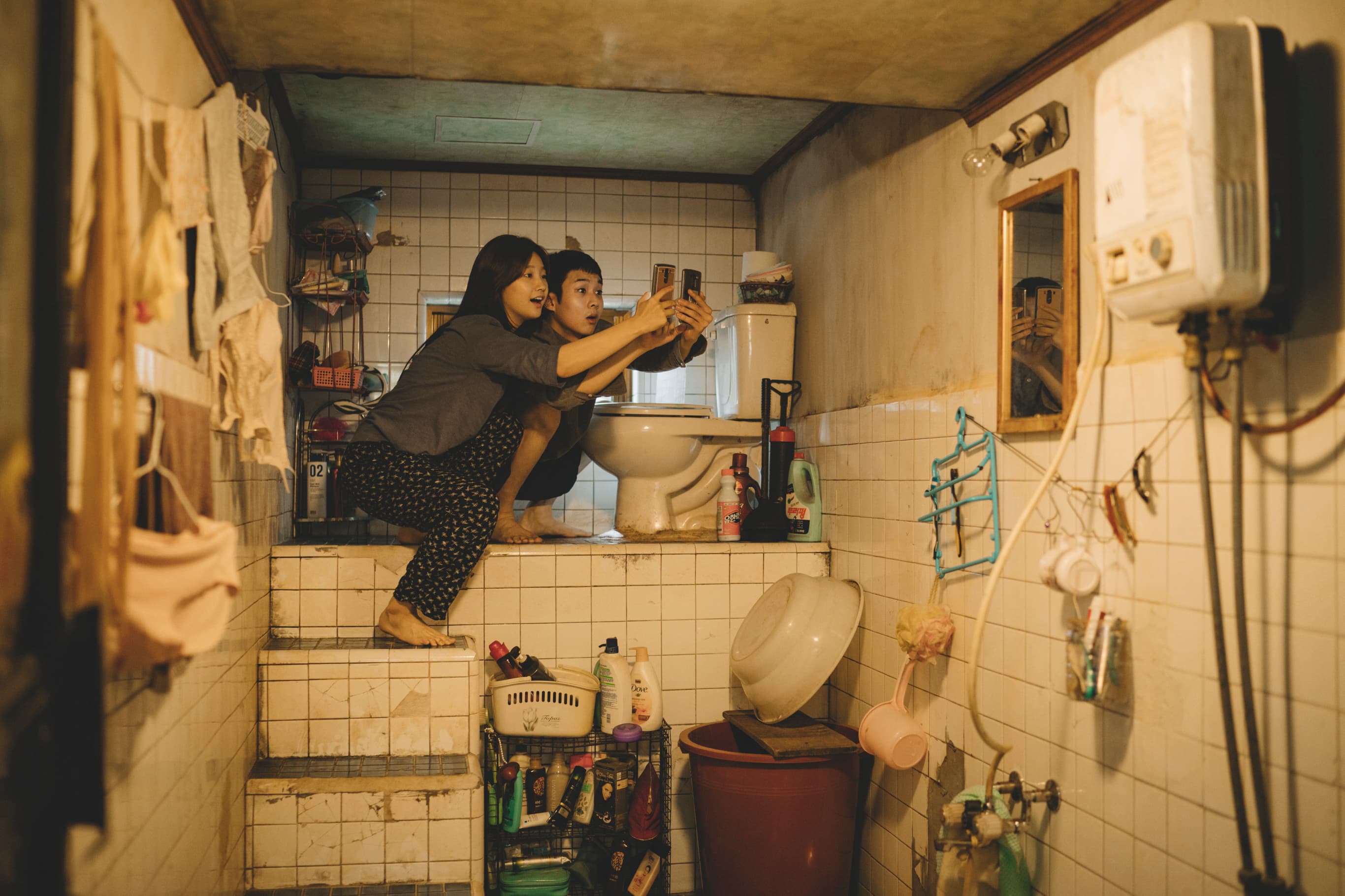 《寄生上流》裡的貧窮家庭付不出wifi費用,宋康昊的一對兒女考不上大學卻有著超強的生存技能。