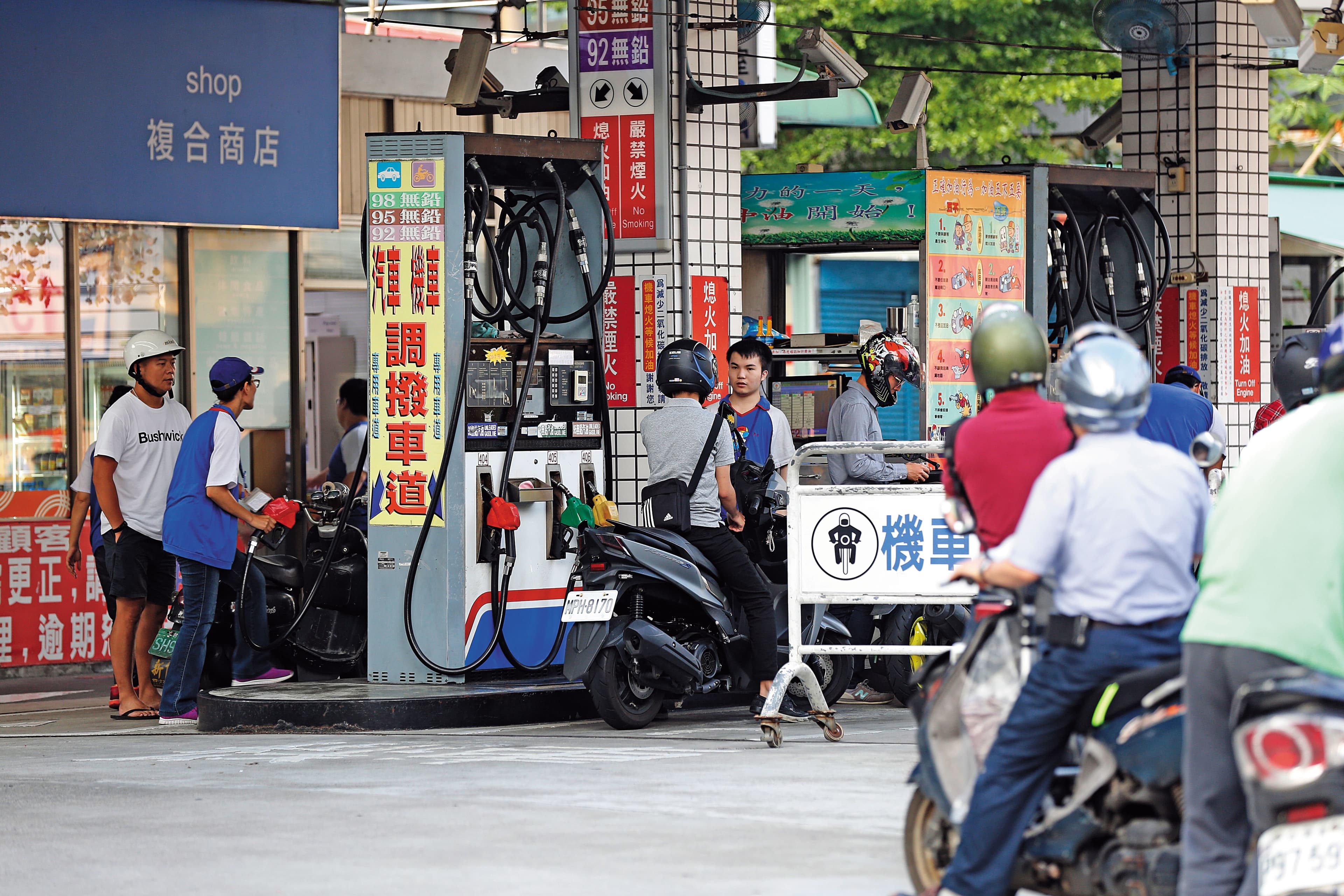 開車族想要加油最省，現在有回饋達5％的信用卡可選。