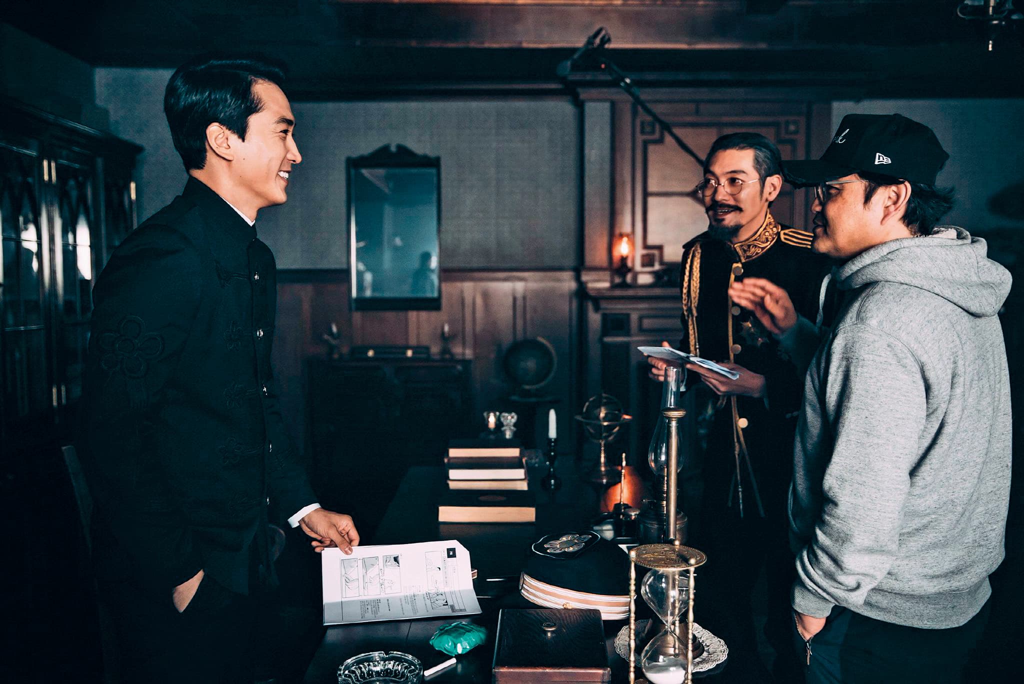 李元太(右)自編自導的第一部電影《獄火重生:金昌洙》改編自 「韓國國父」金九的故事,宋承憲(左)在片中飾演貪婪暴力的監獄典獄長,出道以來首次挑戰反派角色。(翻攝自Naver)
