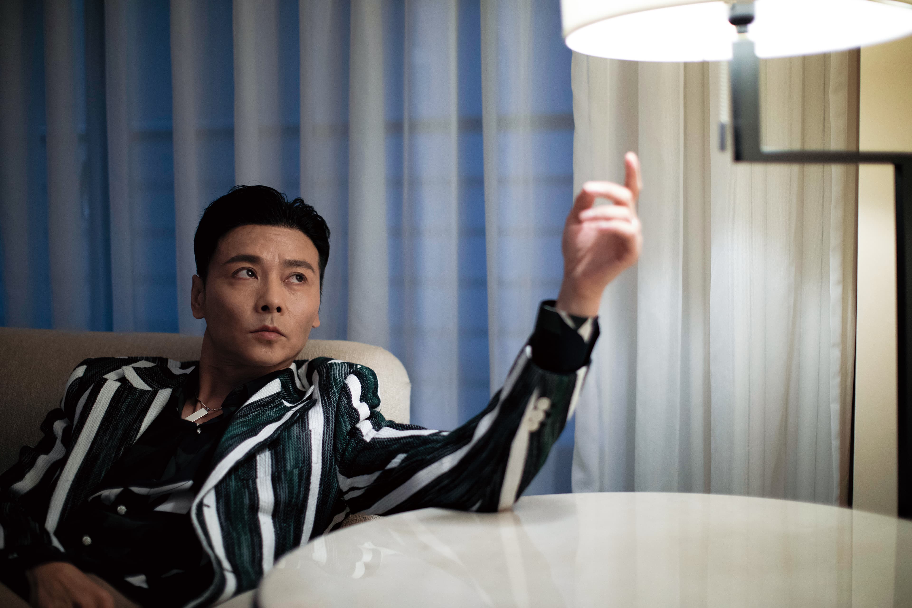 「我太太，最多只有在我出門拍片之前說，小心一點。」不能多說，因為演戲投入時，張晉無法分心想及於此。