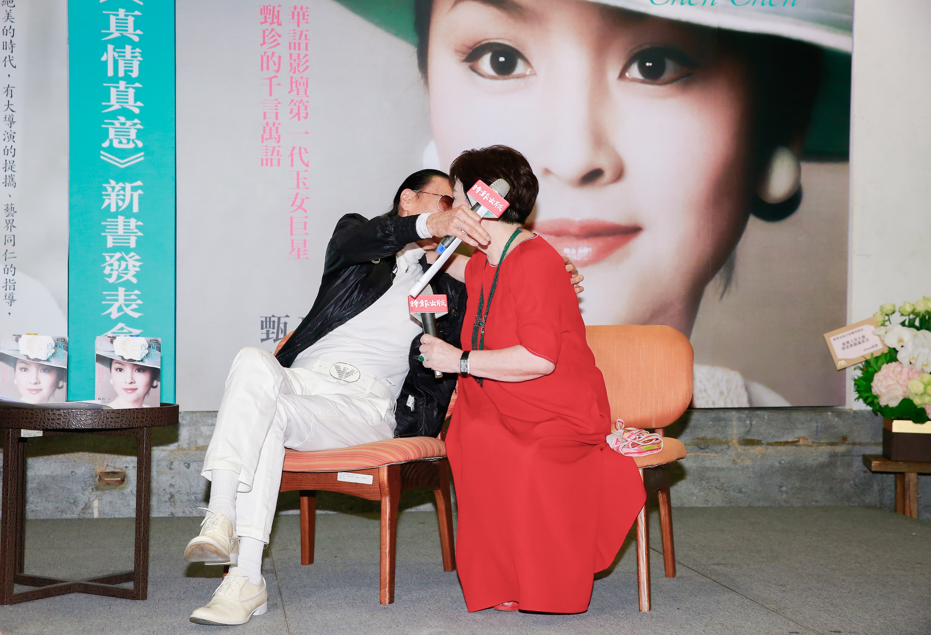 謝賢去年與前妻甄珍解開心結,今特地為她的自傳專程來台,更當眾獻吻。