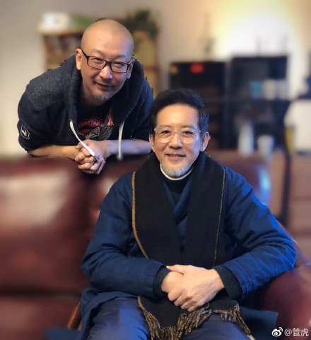 管虎曾在自己的微博上寫上「1937年,全線潰退情況下、下令留守上海四行倉庫的中國國民革命軍第88師師長孫元良之子——秦漢先生」,並PO出與秦漢的合照,卻引發軒然大波。(翻攝管虎微博)