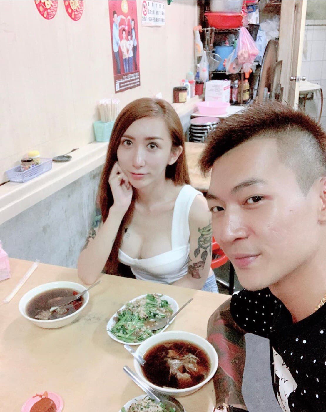 罔腰尬鳳梨吸引不少粉絲關注2人的「愛無界限」。(翻攝自罔腰尬鳳梨IG)
