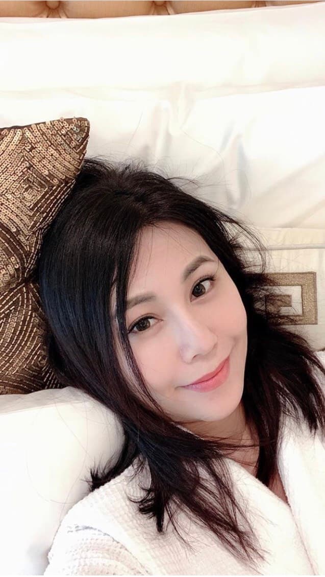 洪曉蕾穿著睡袍、頭髮有些凌亂的躺著自拍。(翻攝自洪曉蕾IG)