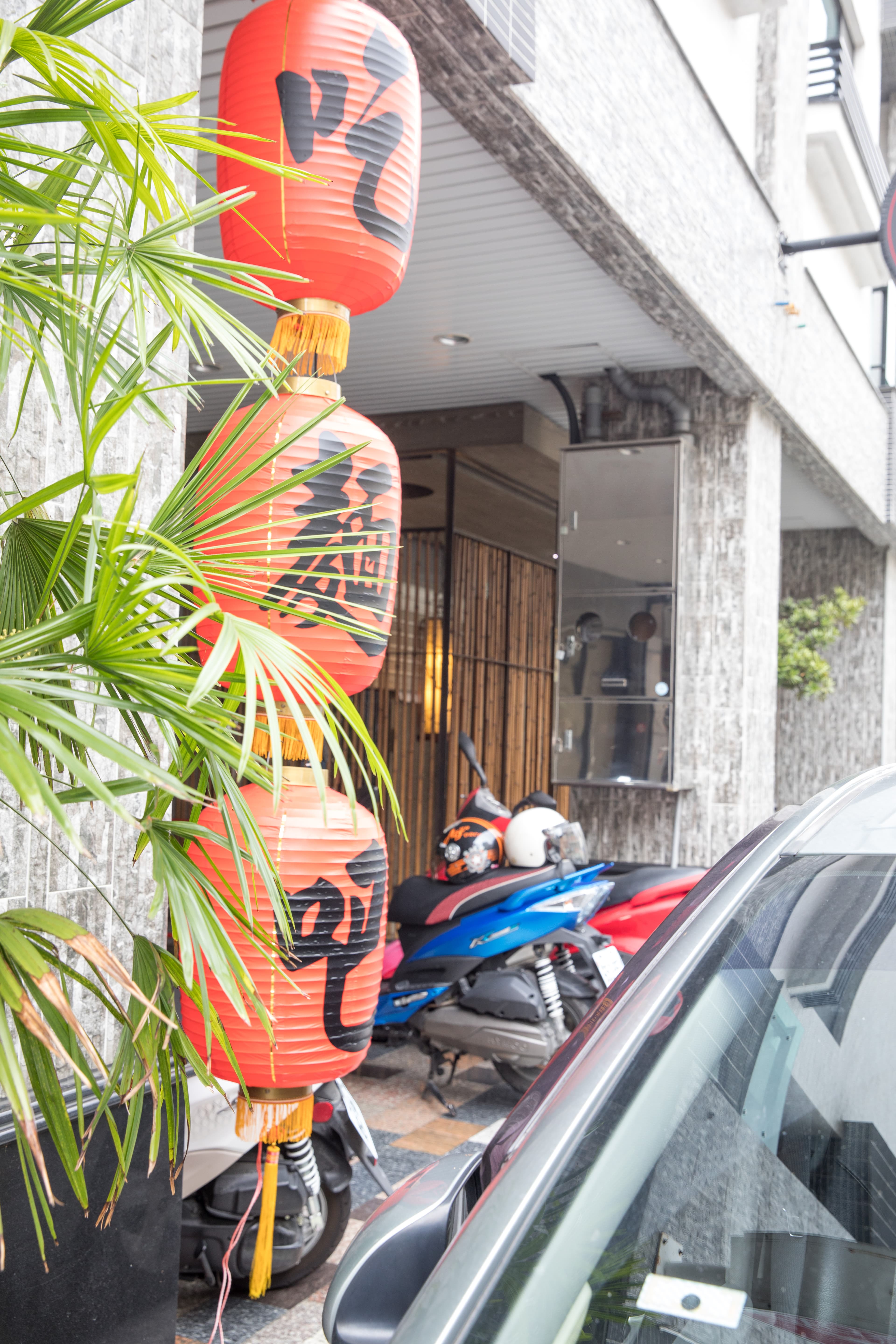 「吃麵吧」門口高掛大紅燈籠，賣的不是擔仔麵，而是蘊含西餐魂的創意麵食。