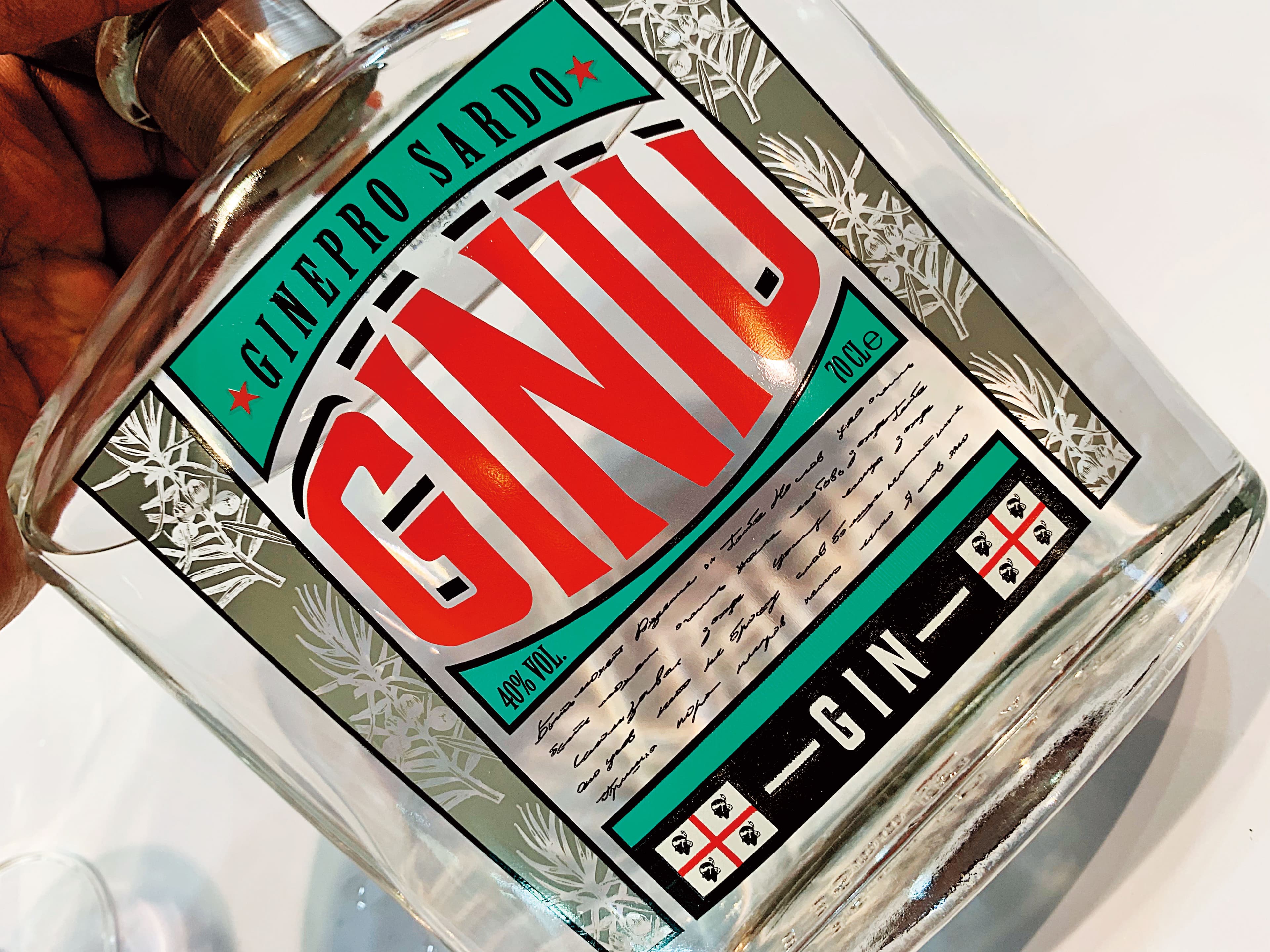 琴酒這幾年市況很熱,Giniu不加入其他藥草,採用1公斤杜松子濃縮製成1公升琴酒製成,試過印象深刻。