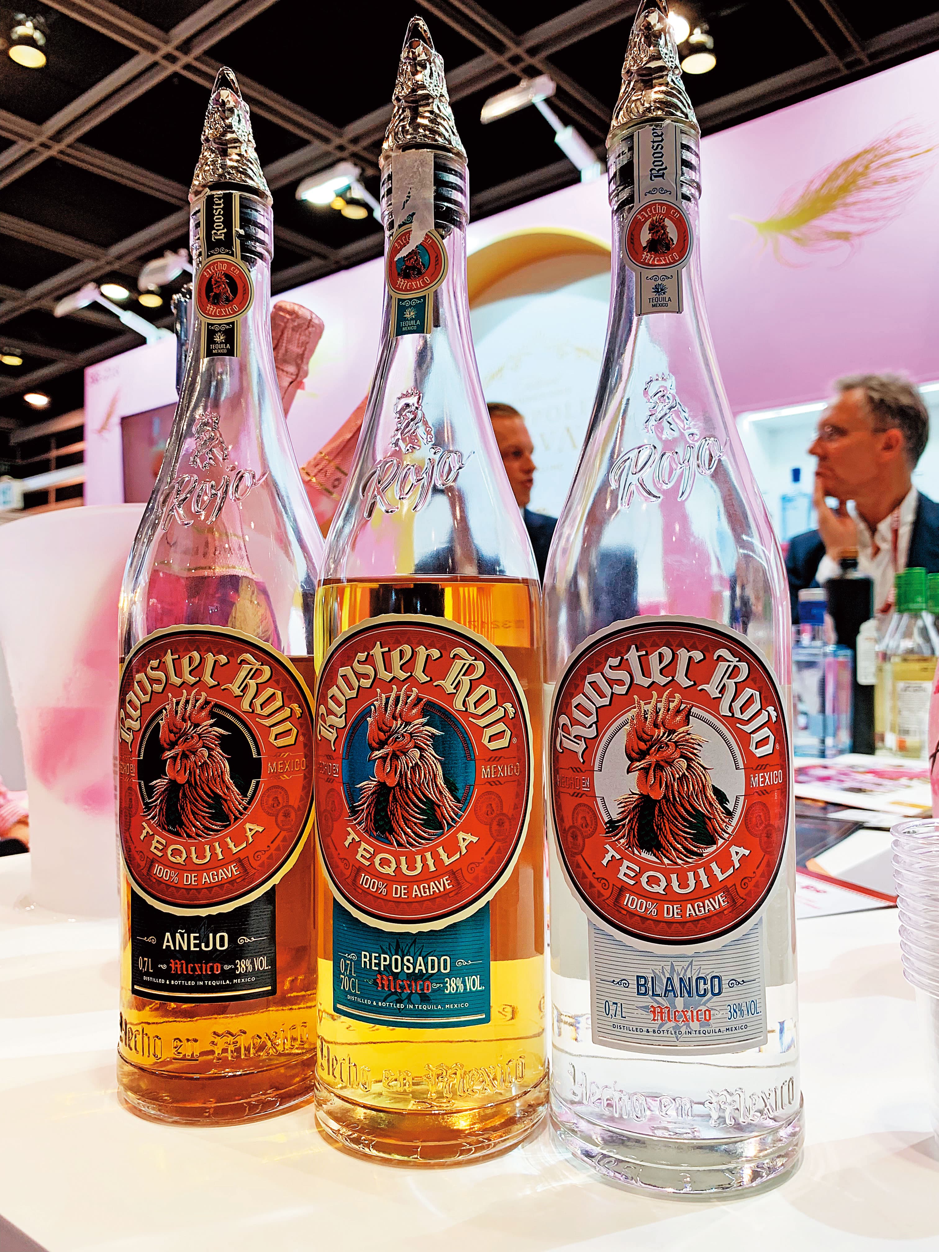 100%採Blue Agave製成的Rooster Rojo龍舌蘭,有Añejo(左起)、Reposado、Blanco這3款,酒標的公雞代表太陽,為墨西哥的象徵。