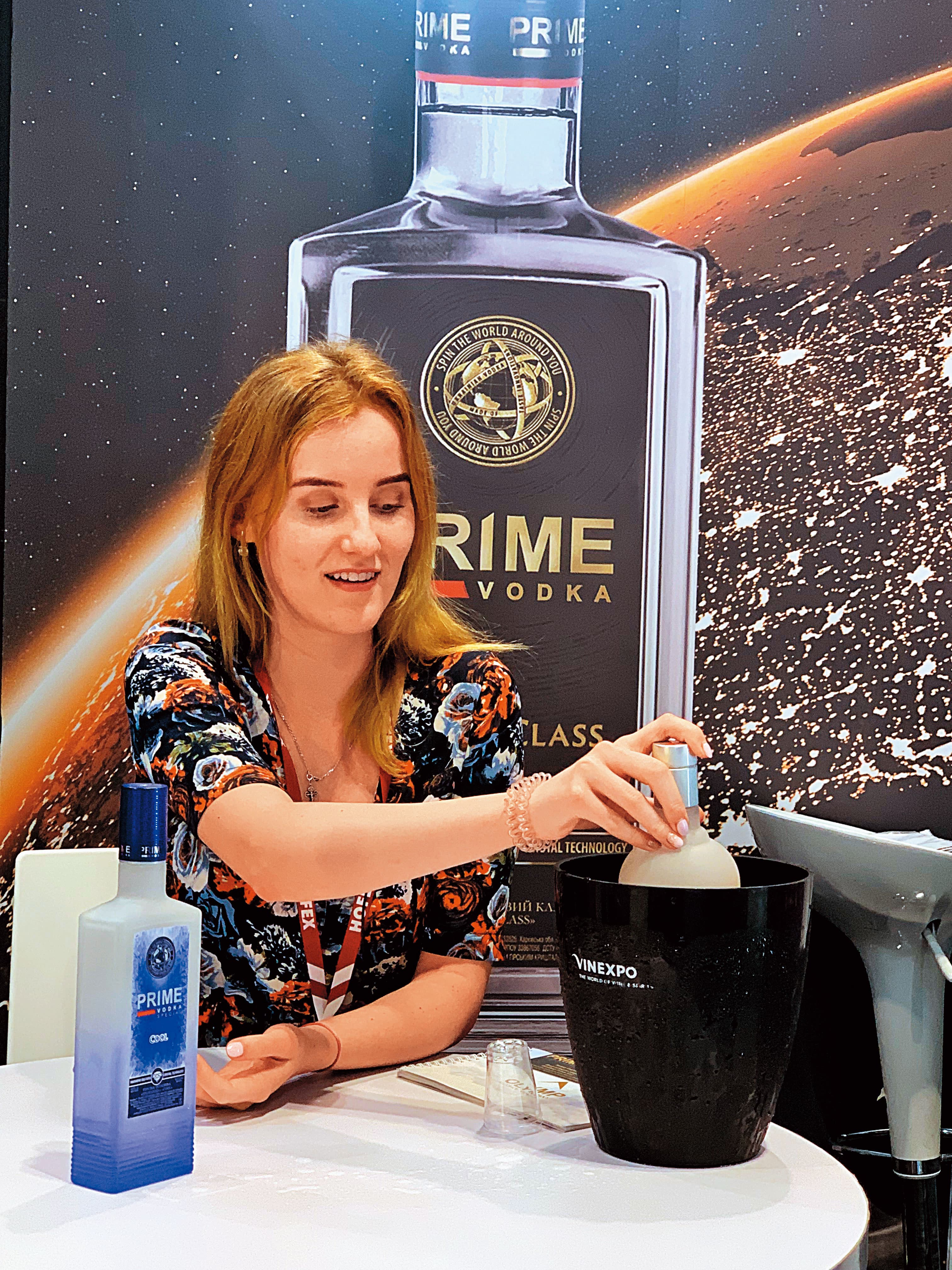Prime伏特加的美麗出口經理Elena,示範把Cool版冷卻後,瓶身會因特殊塗料而變藍。