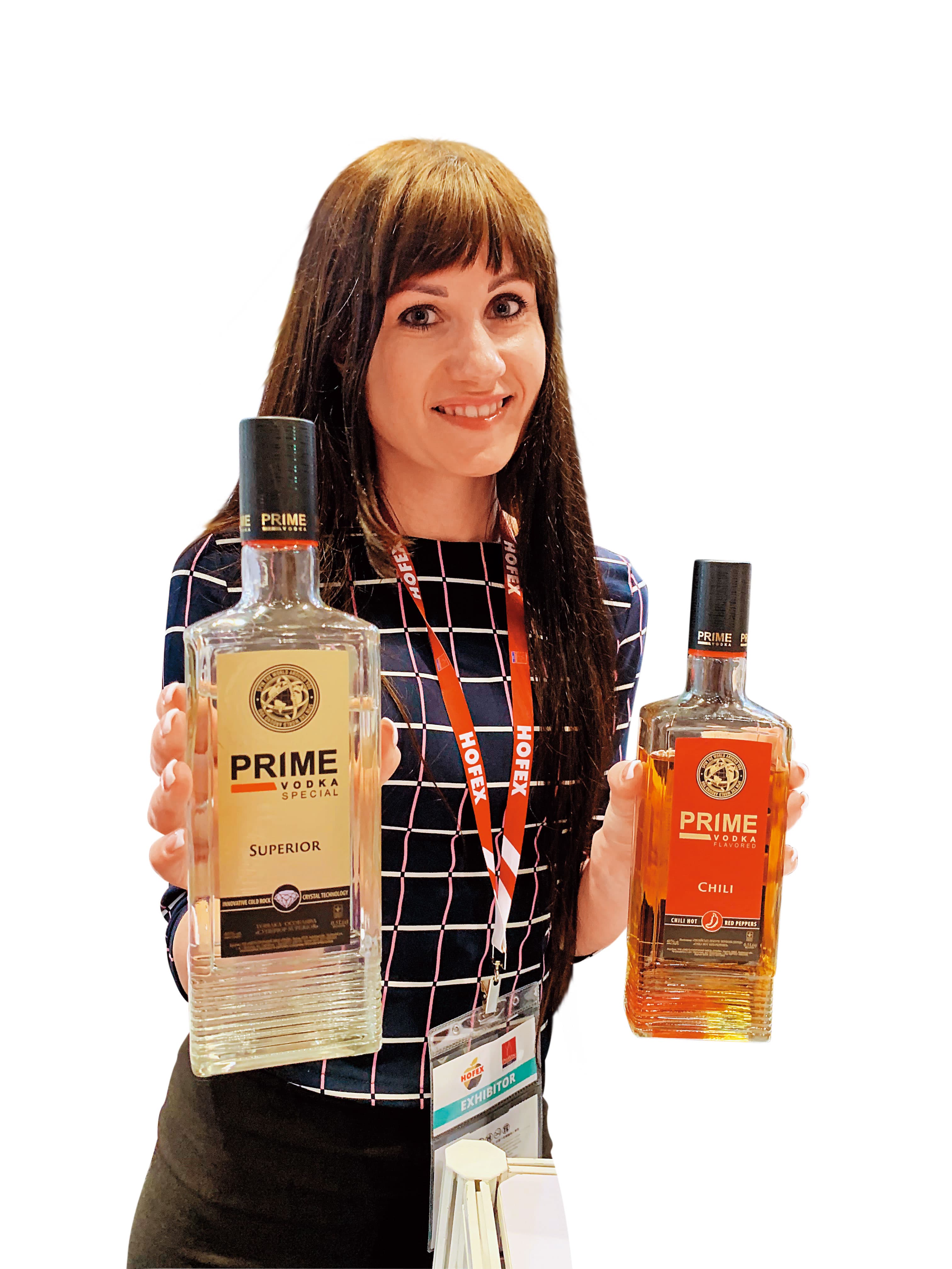 烏克蘭美女Natalia是酒廠的出口經理,她推薦我們試2款Prime威士忌。左為頂級的Superior、右為辣椒口味的Chili。