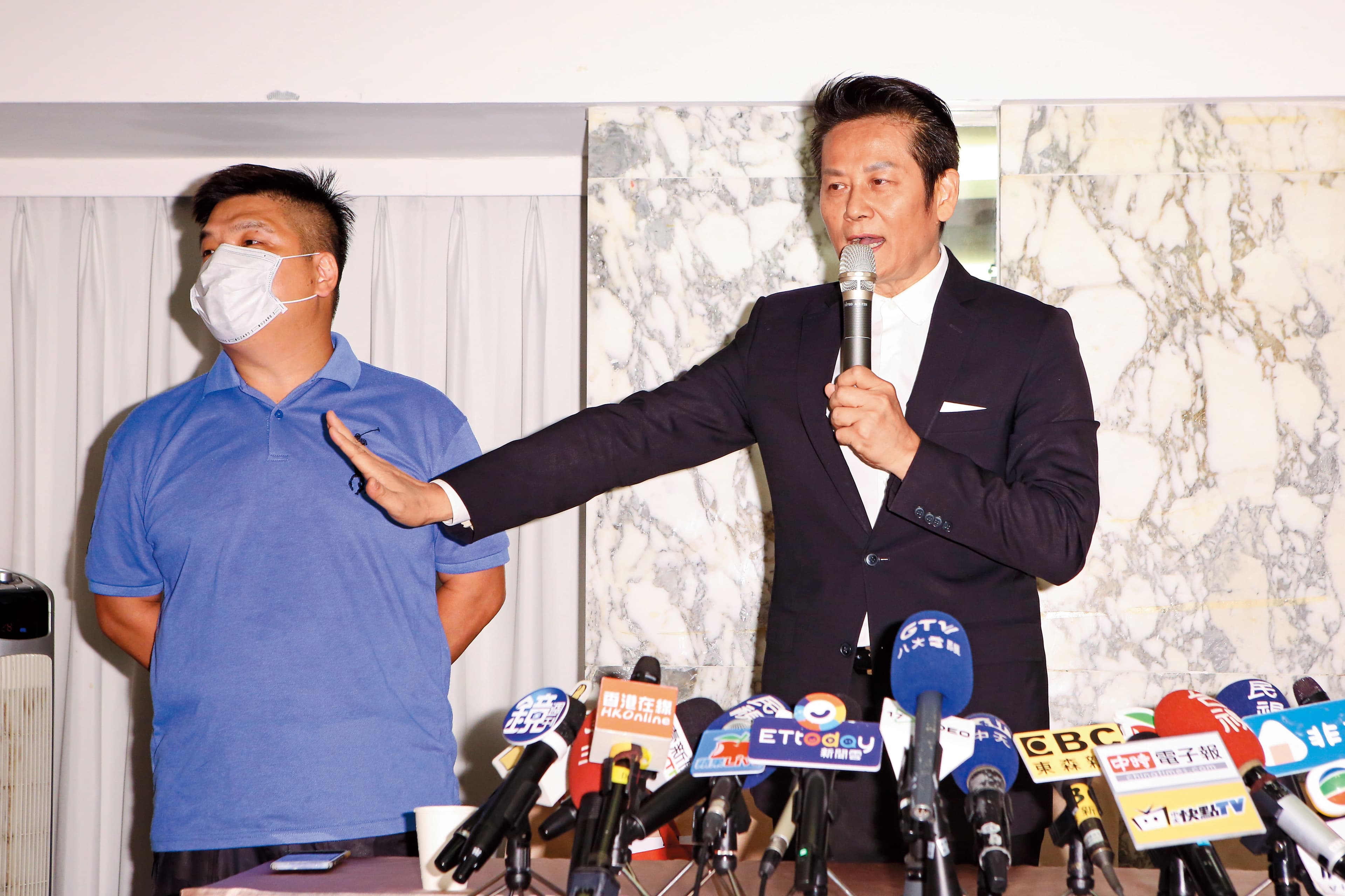 徐乃麟(右)5月時為假賣屋真詐財的爆料召開記者會澄清,卻遇到爆料人親自現身鬧場。