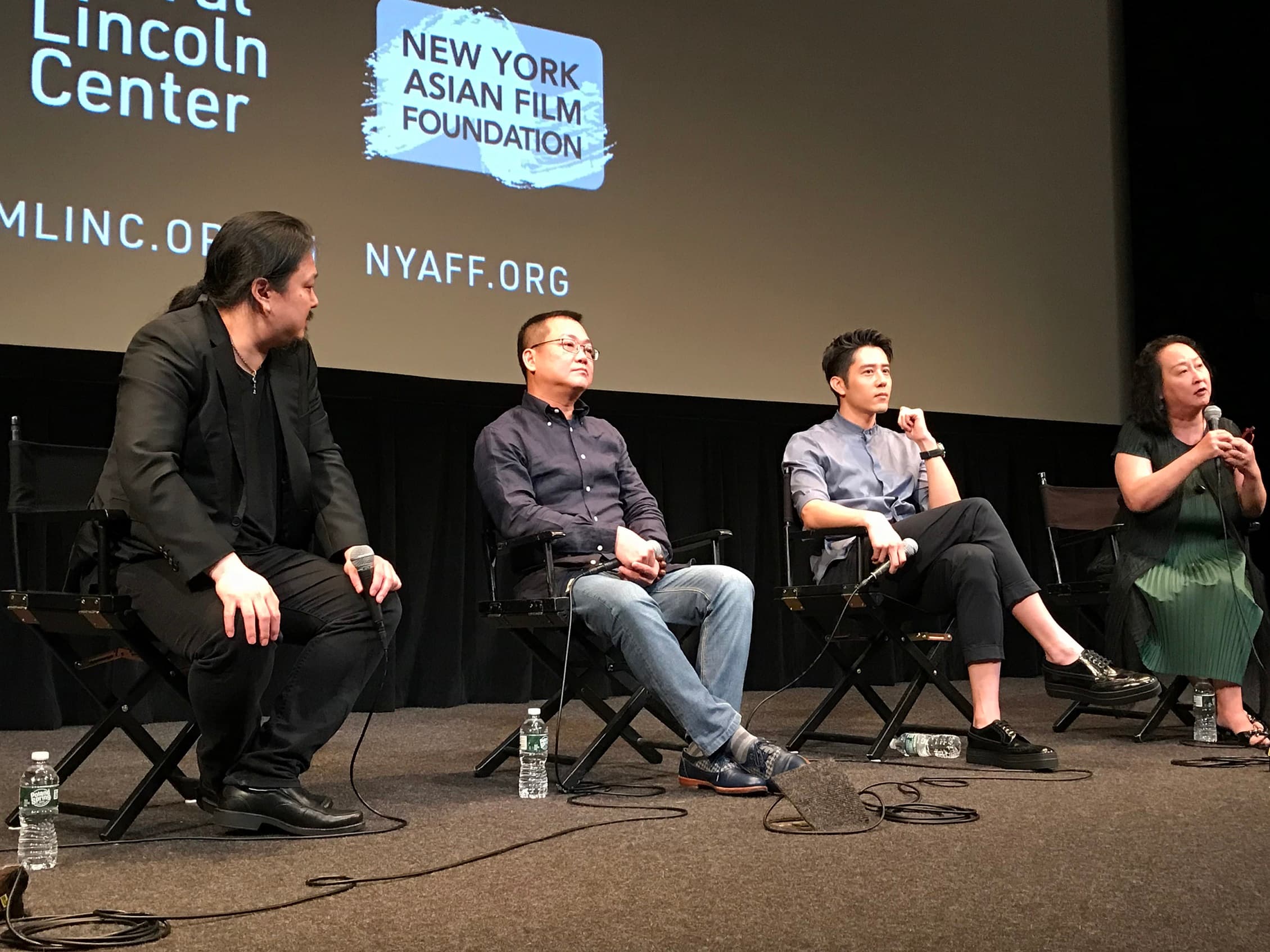《寒單》導演黃朝亮（左二）、胡宇威（右二），一起出席「紐約亞洲電影節」放映後活動，與觀眾一起交流。（海鵬影業提供）