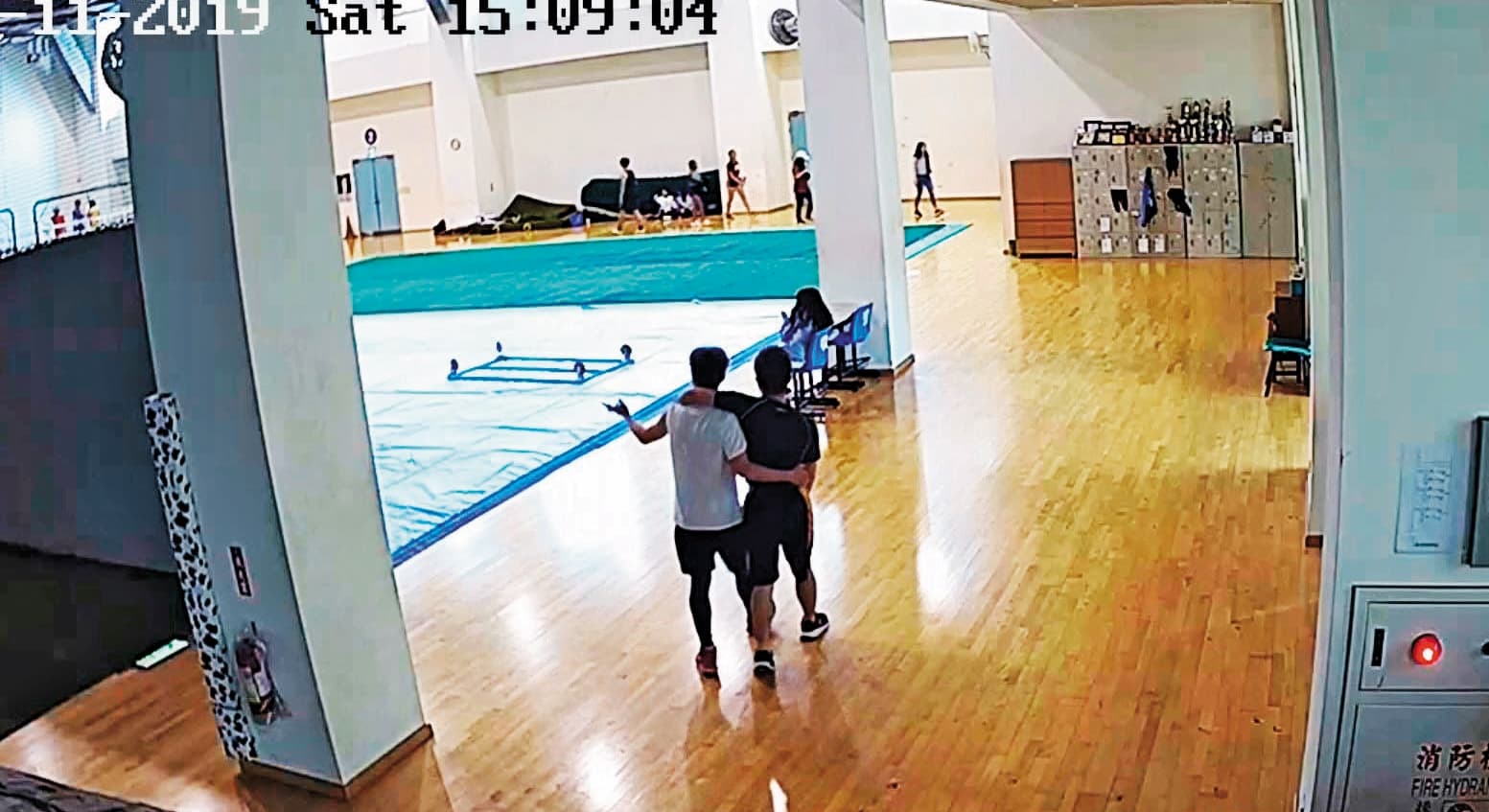 攙扶離場 打完三場拳擊賽後,阿瑞(右)感到身體不適,由社團友人攙扶準備離開。(翻攝畫面)