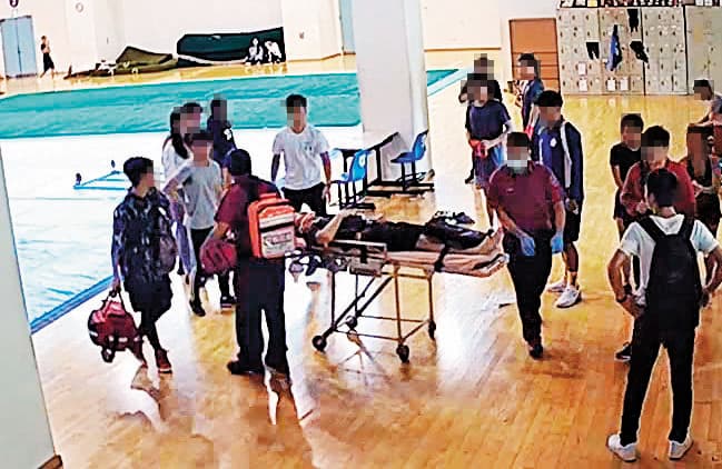 醫護到場 救護人員到場,幫阿瑞戴上頸圈,並用長背板固定肢體,隨即將他送醫急救。(翻攝畫面)