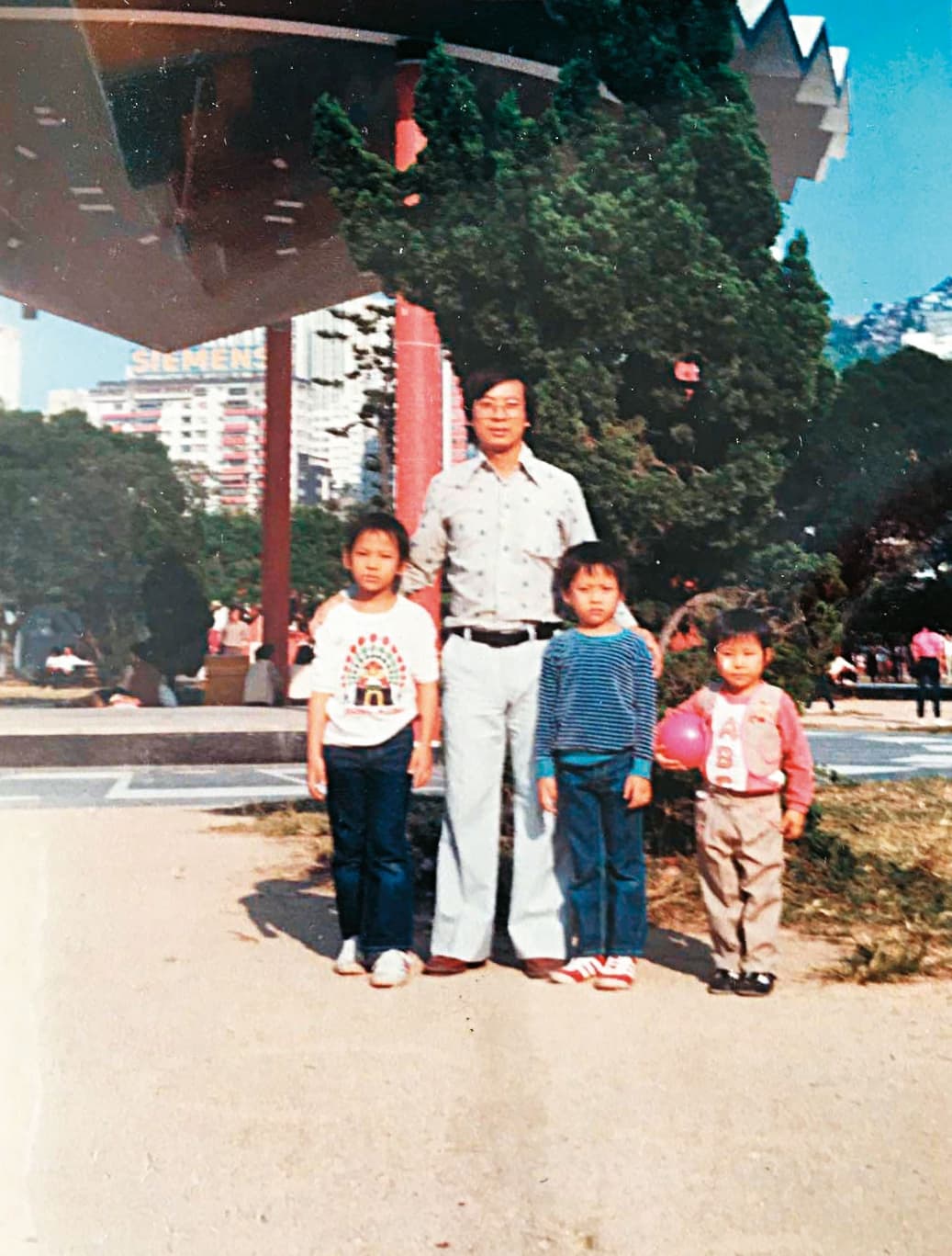 黃照達幼年(右2)與家人在錄製《城市論壇》的涼亭合照,現已改為帳篷圓桌。(黃照達提供)