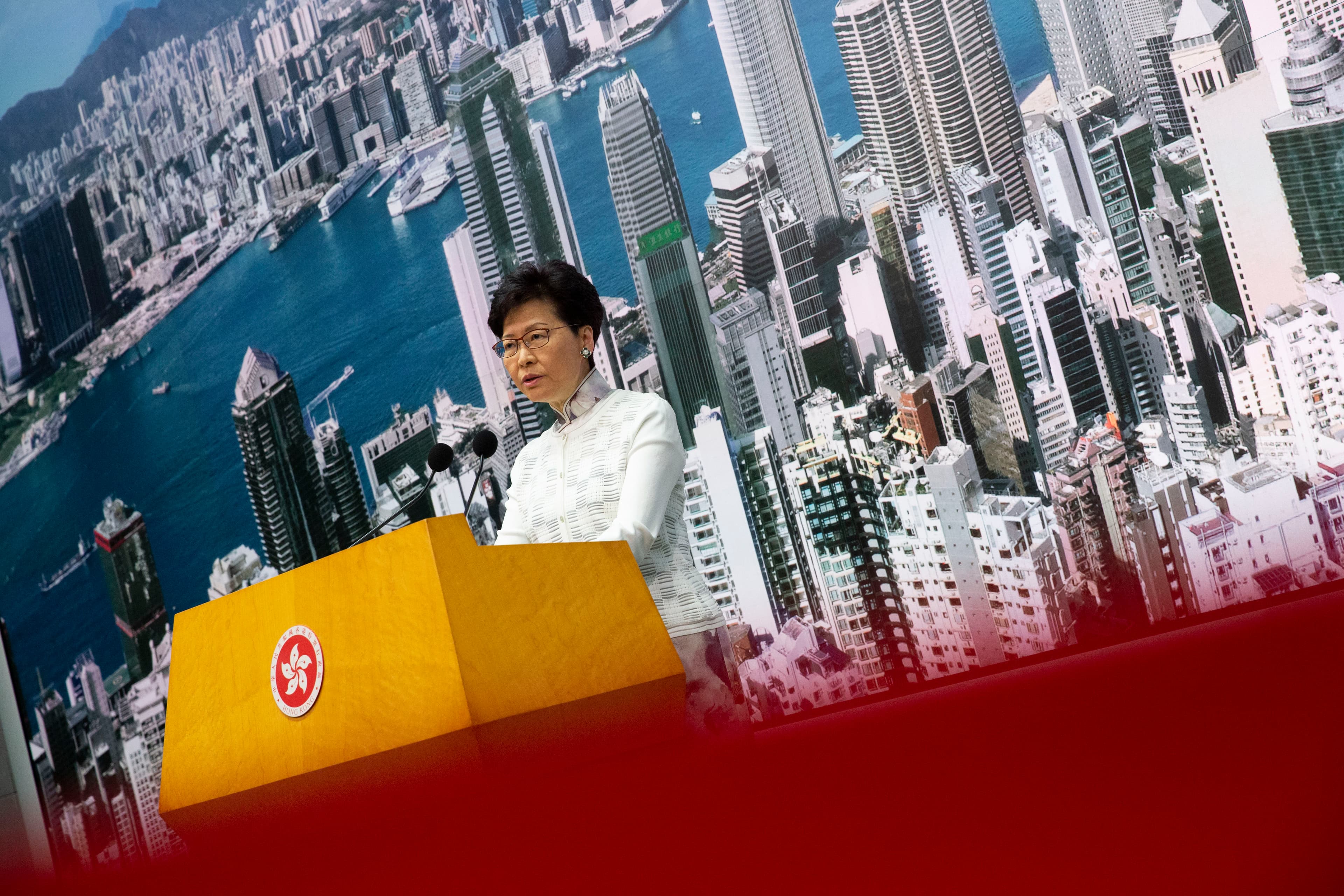 凌晨4點香港特首林鄭月娥召開記者會，嚴正譴責闖入立法會示威者，更痛批是「極端暴力」的行為。（楊子磊攝）