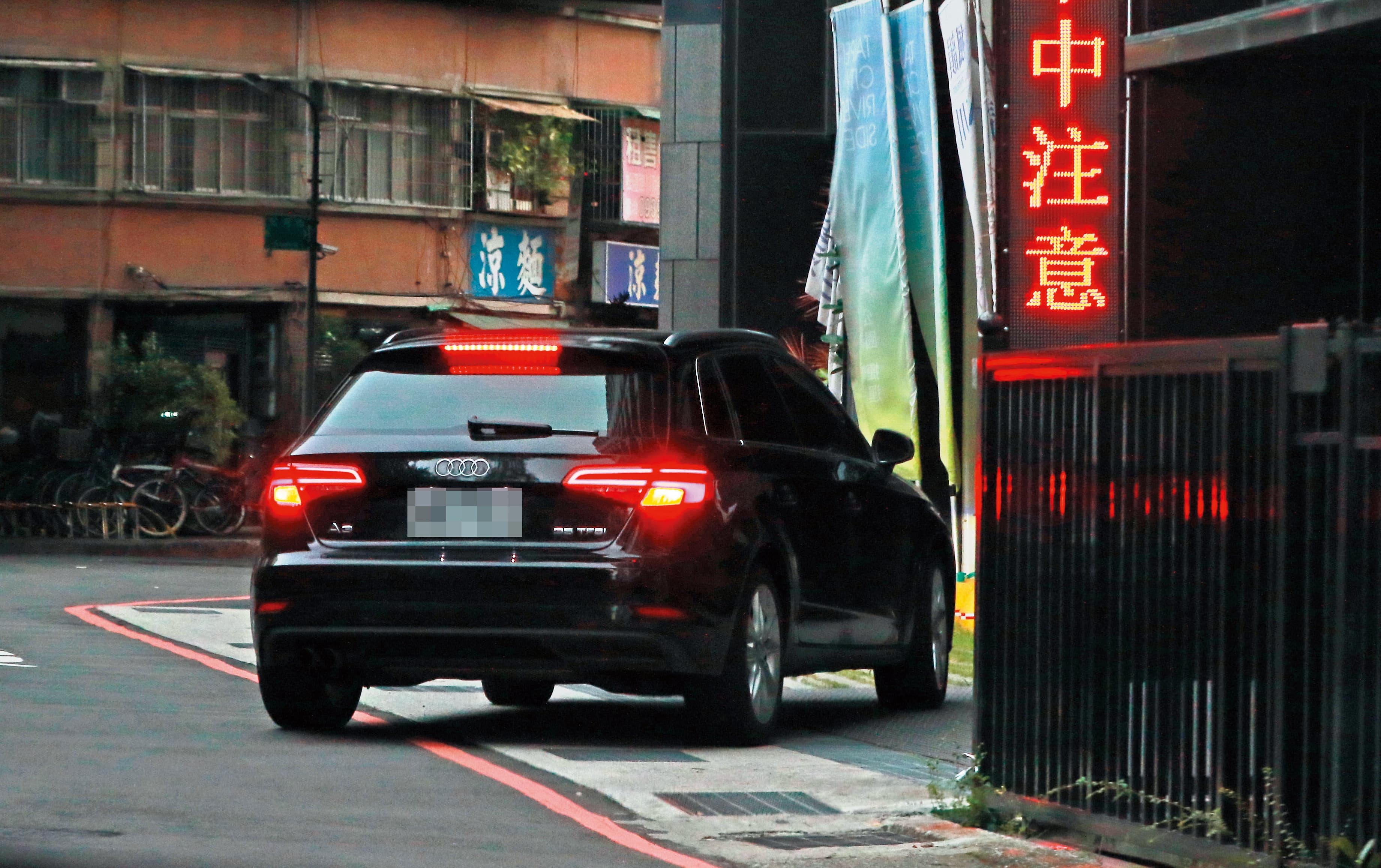 6/26 17:30 在基隆老家待了3個小時後，謝忻開著奧迪返回北市南京東路住宅。