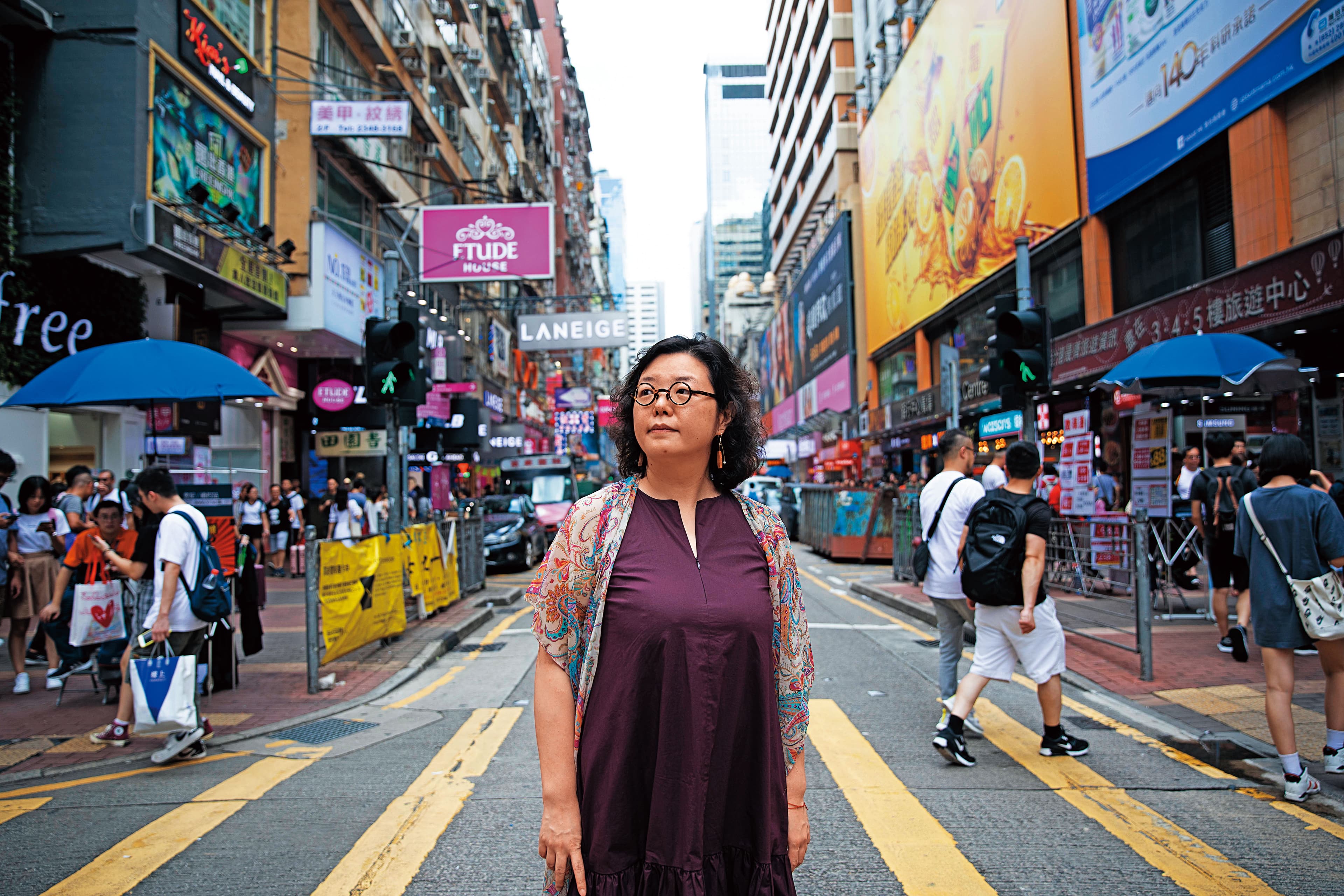 重回西洋菜南街,鄧小樺顯得有點感傷。努力爭取來的公共空間不再了,書店少了,絢麗的香港店家招牌也被拆光了。