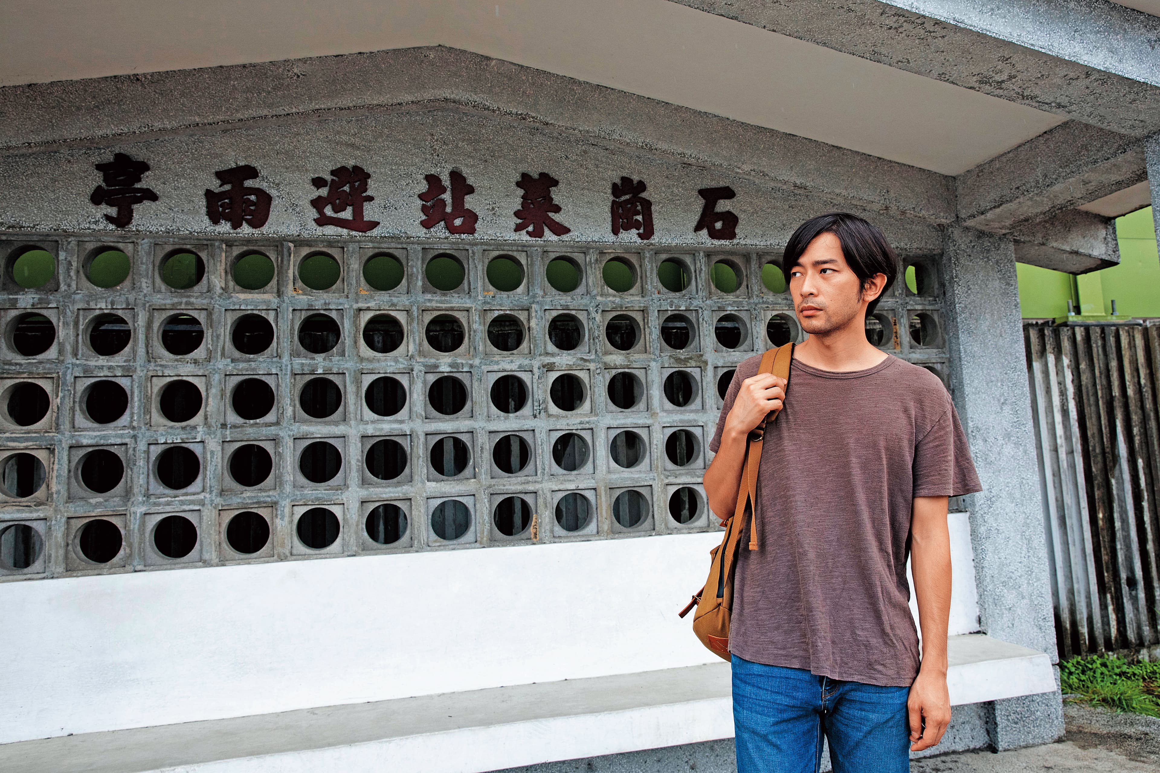 連安洋在菜園村反高鐵事件中開始思索人要過什麼樣的生活,重回舊地,除了避雨亭,昔日的農田村落已成高鐵機房。