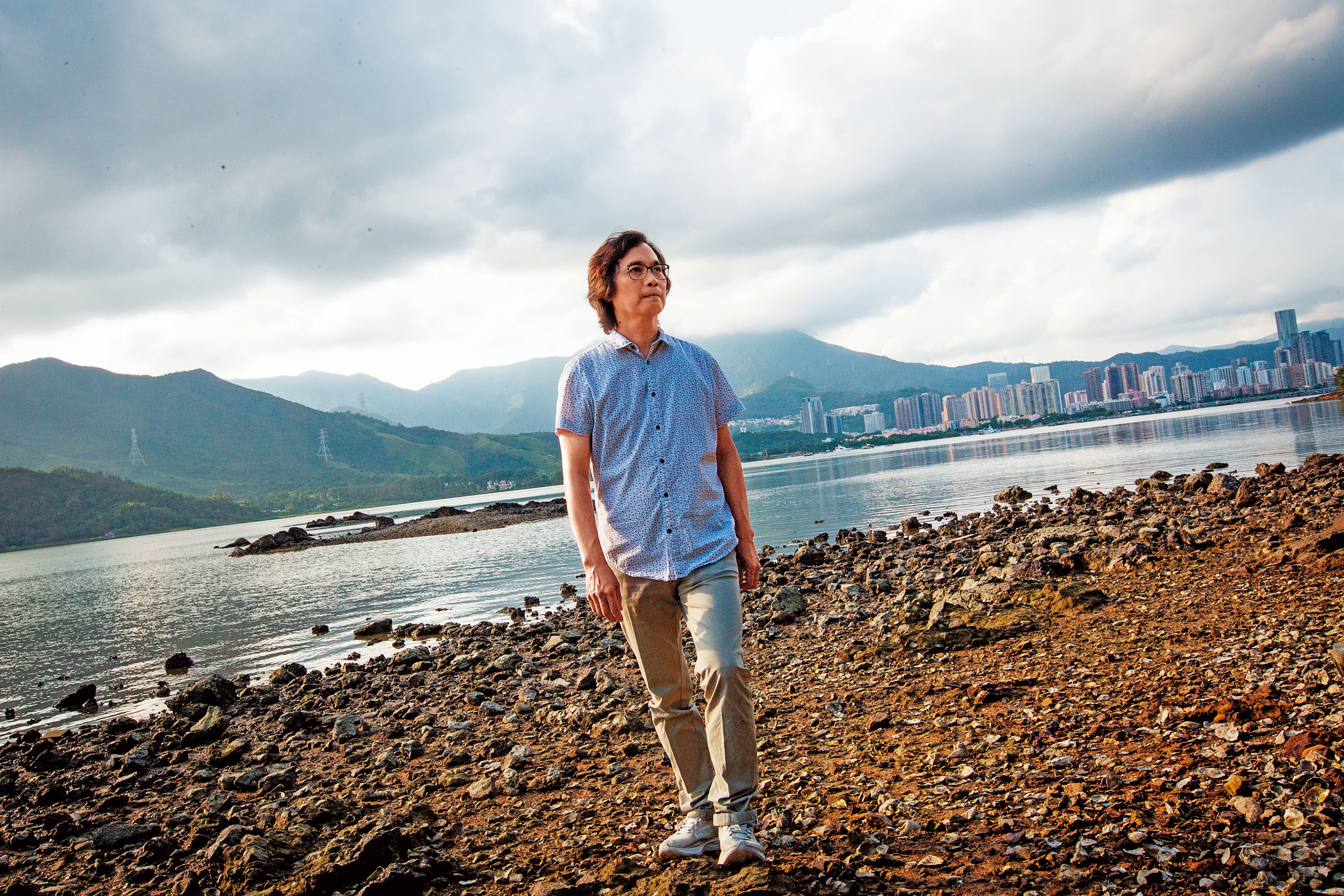 馬傑偉帶我們重回鹿頸,這裡是香港深圳交界,對面可見深圳的高樓大廈。