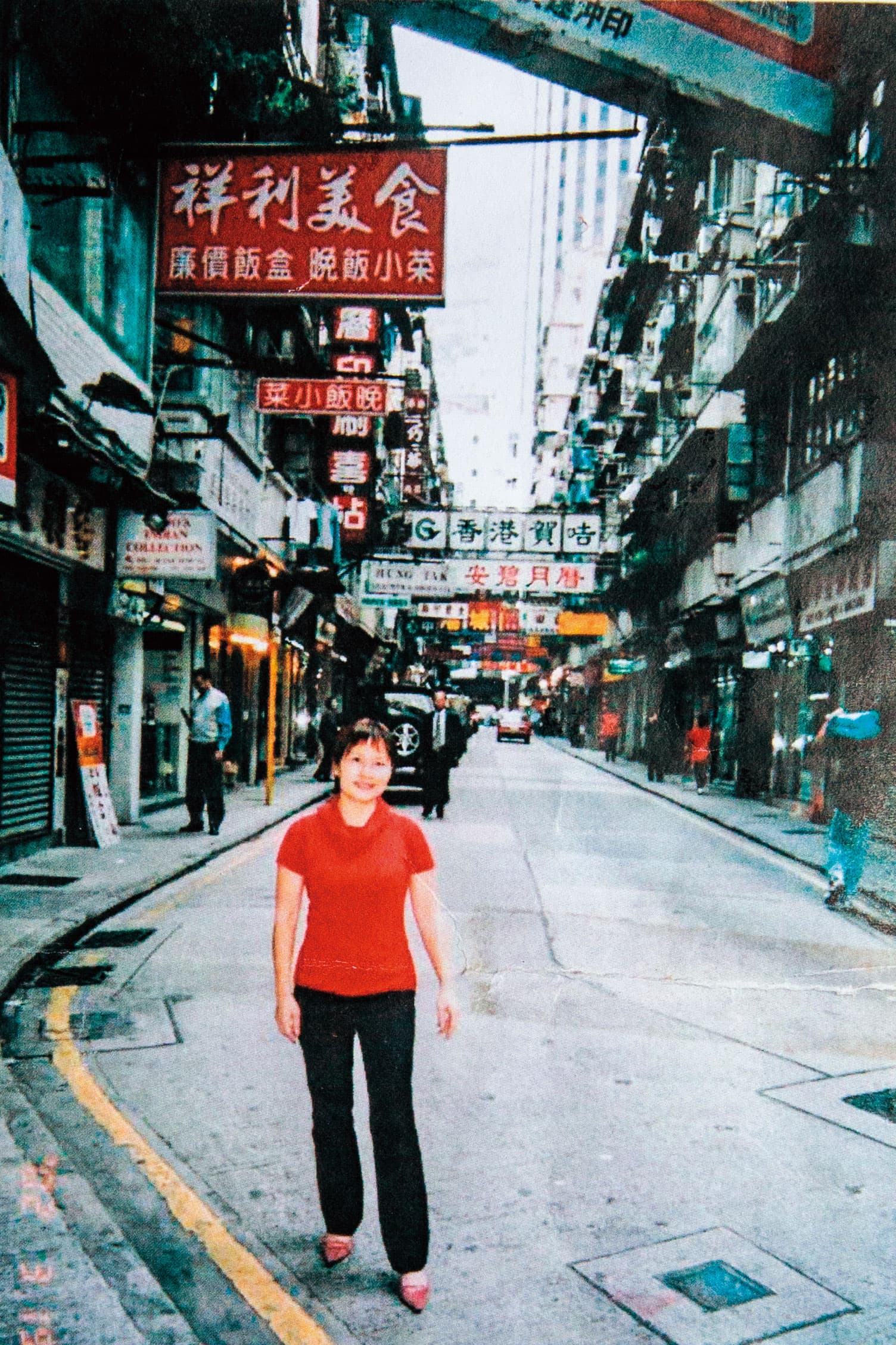 葉美容五十多歲時攝於樓梯檔首飾店鋪前,背後的喜帖街舊貌至今還深深留在她心裡。(葉美容提供)