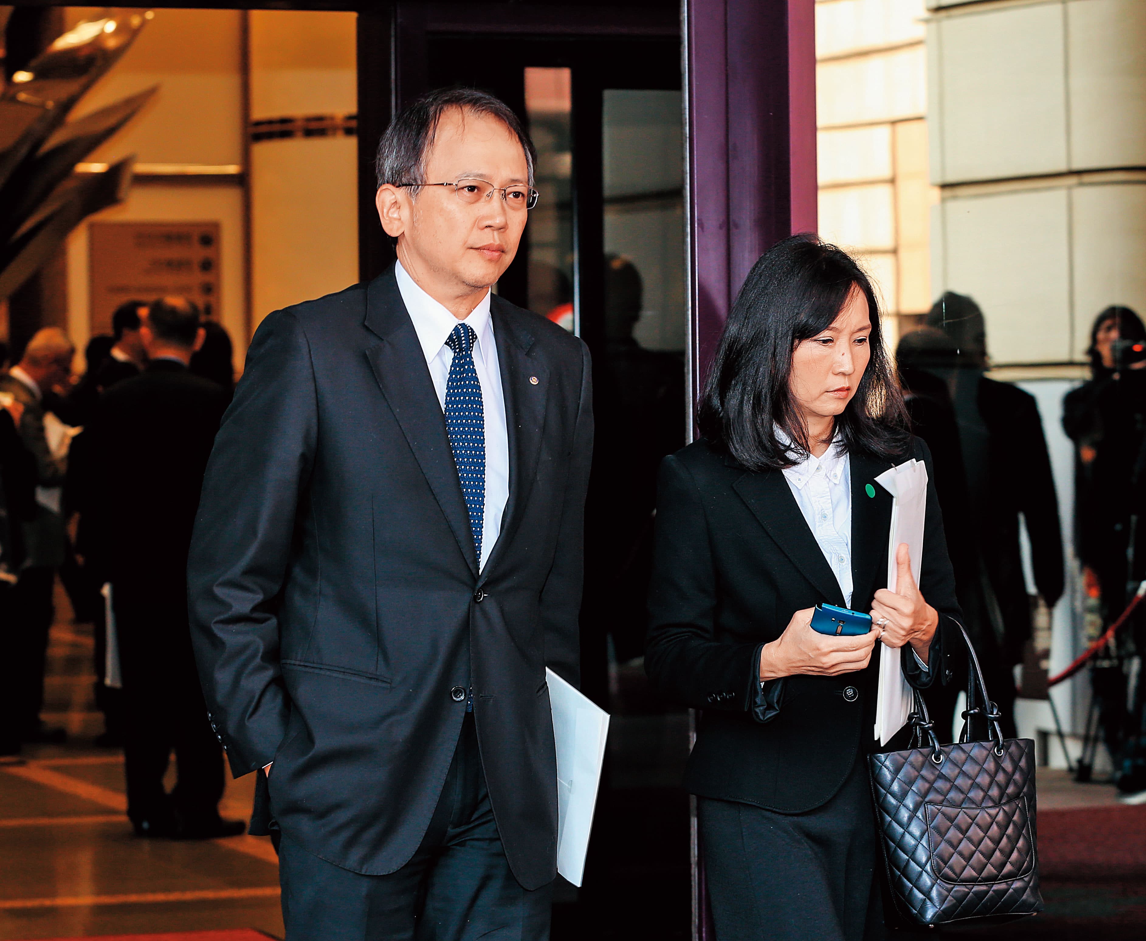 周守訓(左)串聯多名藍營人士力挺郭台銘,壯大「抗韓聯盟」。