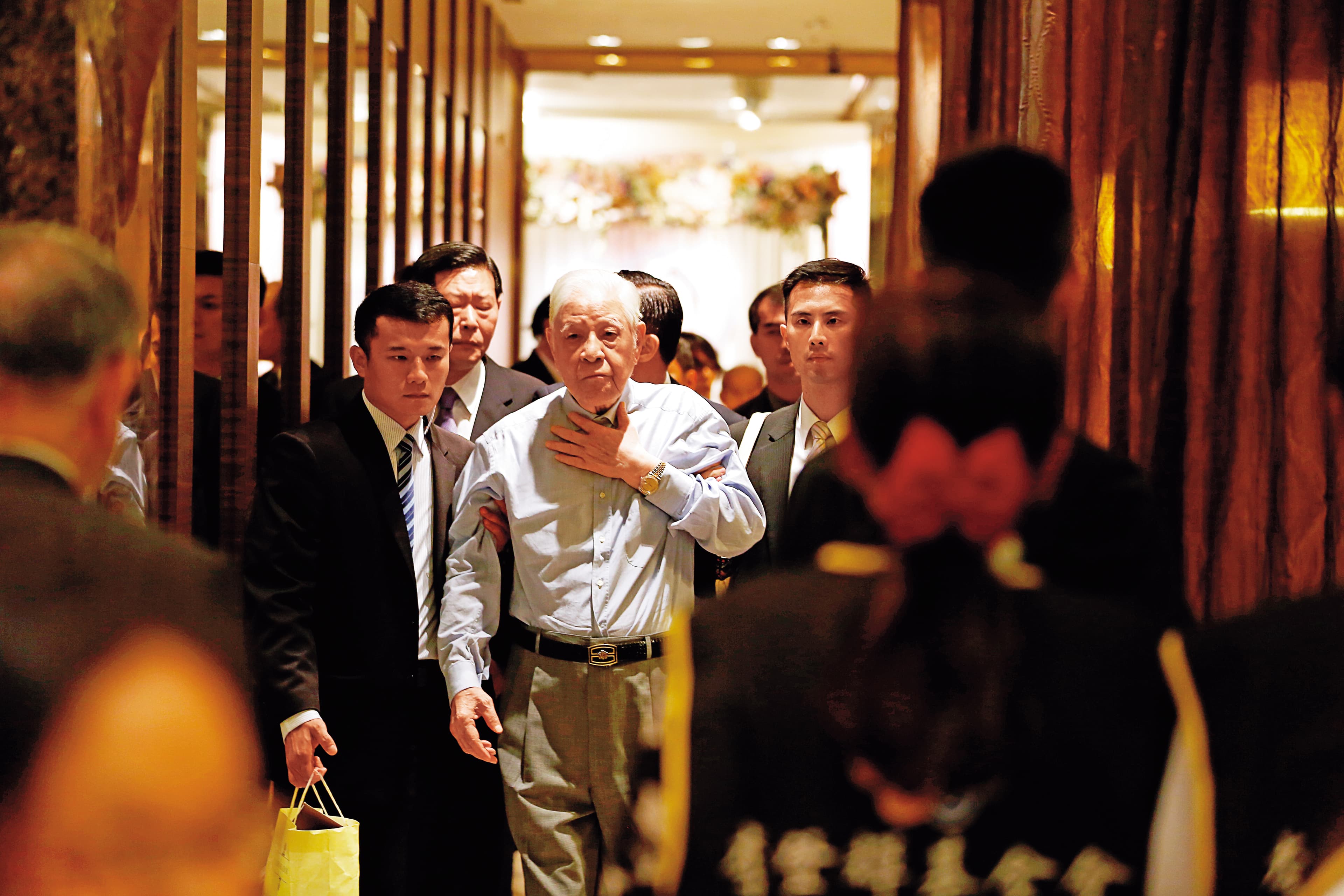 1996年台灣首度總統直選,中共在台海試射導彈,遭時任總統李登輝(中)驚爆是啞巴彈,雖穩定民心,但台諜情報網被破,多人被逮。