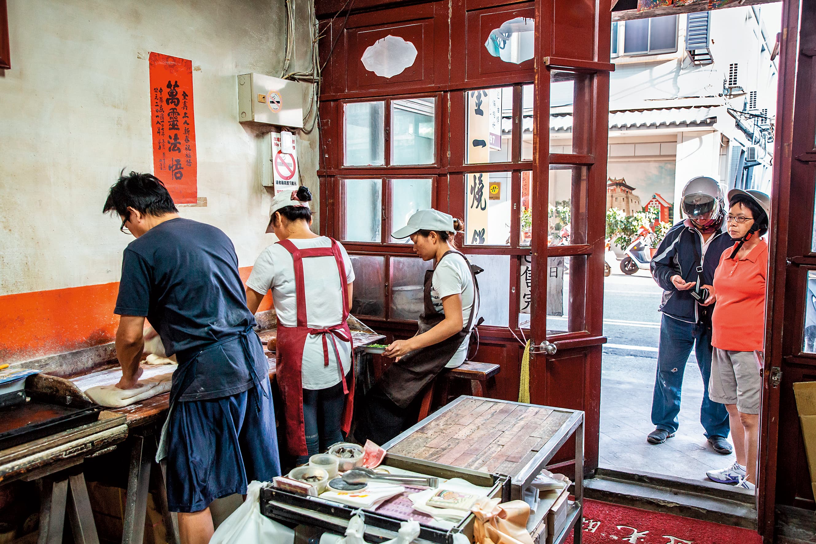 燒餅香氣從廚房內飄出,誘人食慾。