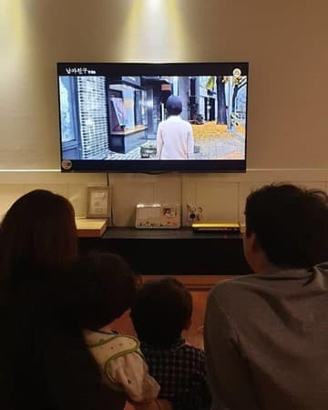 宋仲基哥哥日前已刪掉全家一起看宋慧喬《男朋友》的照片。(翻攝自微博)