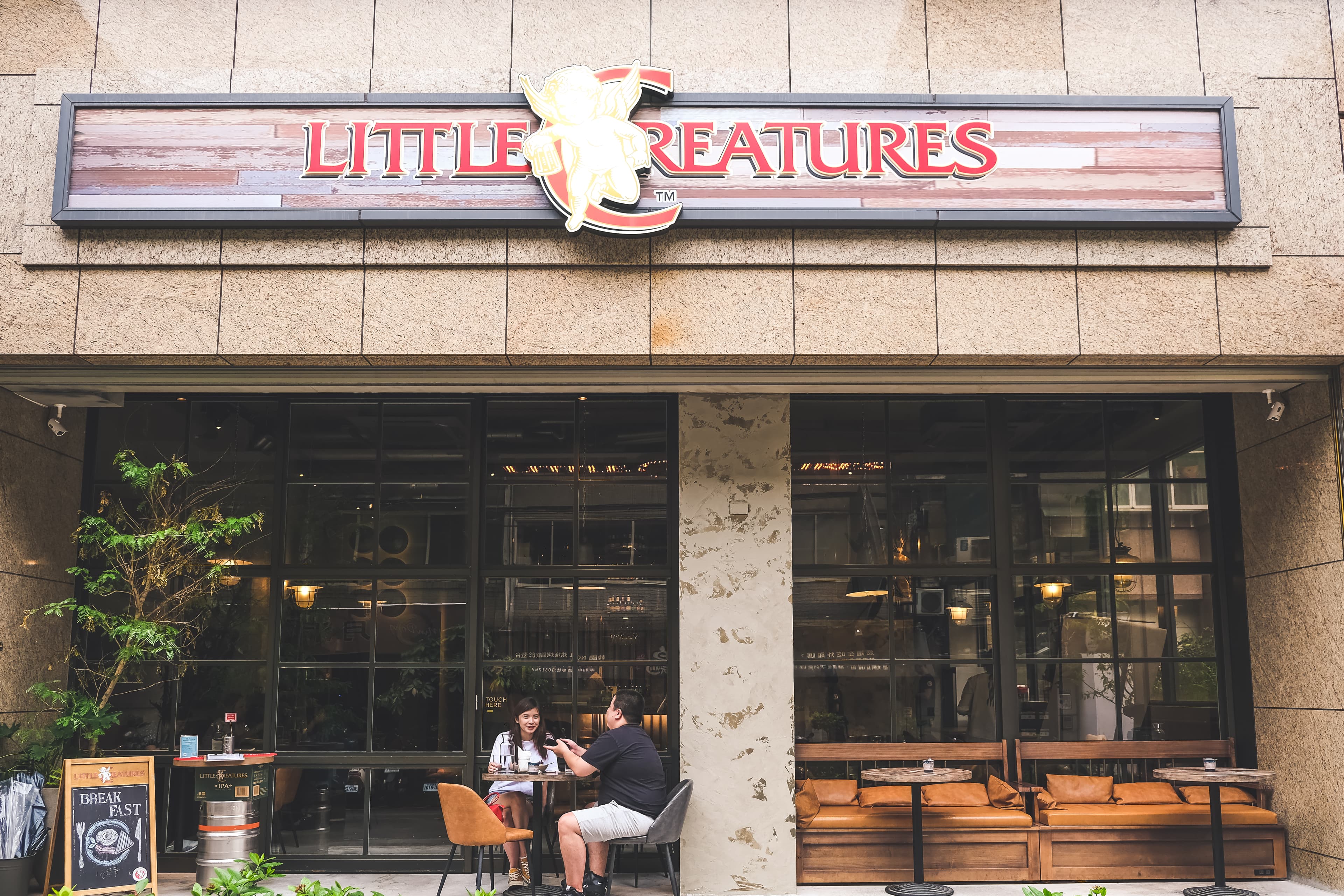 「Little Creatures Taipei小天使精釀啤酒餐廳」設有戶外座位,可享受露天飲酒的豪邁。