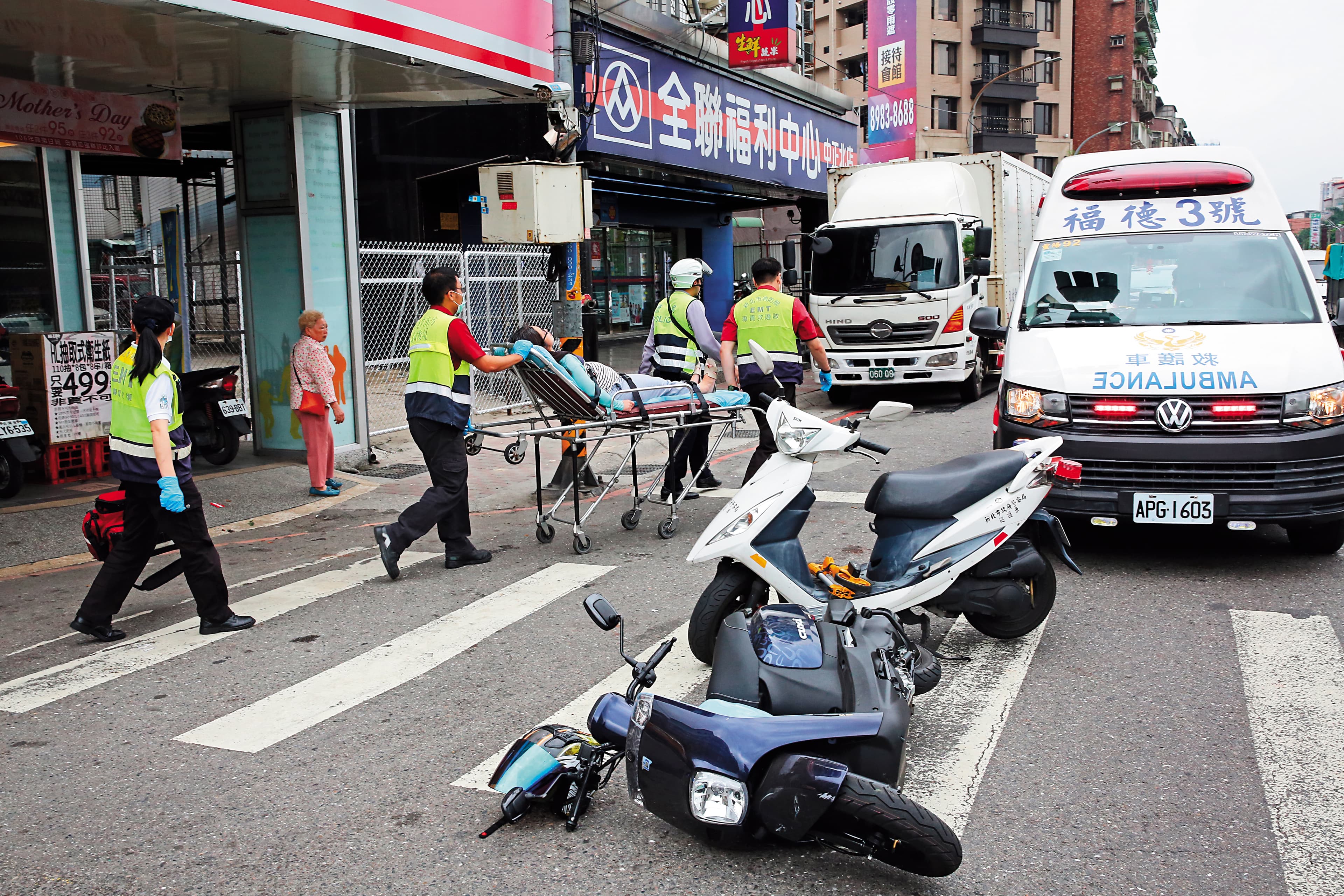 上班族經常在外奔波,一不小心釀成車禍,保險可彌補經濟損失。