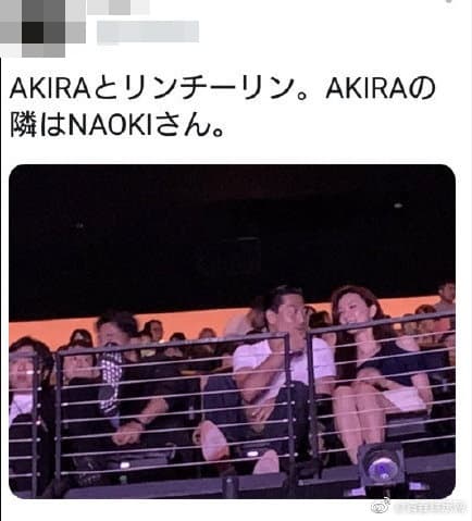 Akira不時跟志玲姐姐交頭接耳,讓她燦笑不已。(翻攝新浪微博)