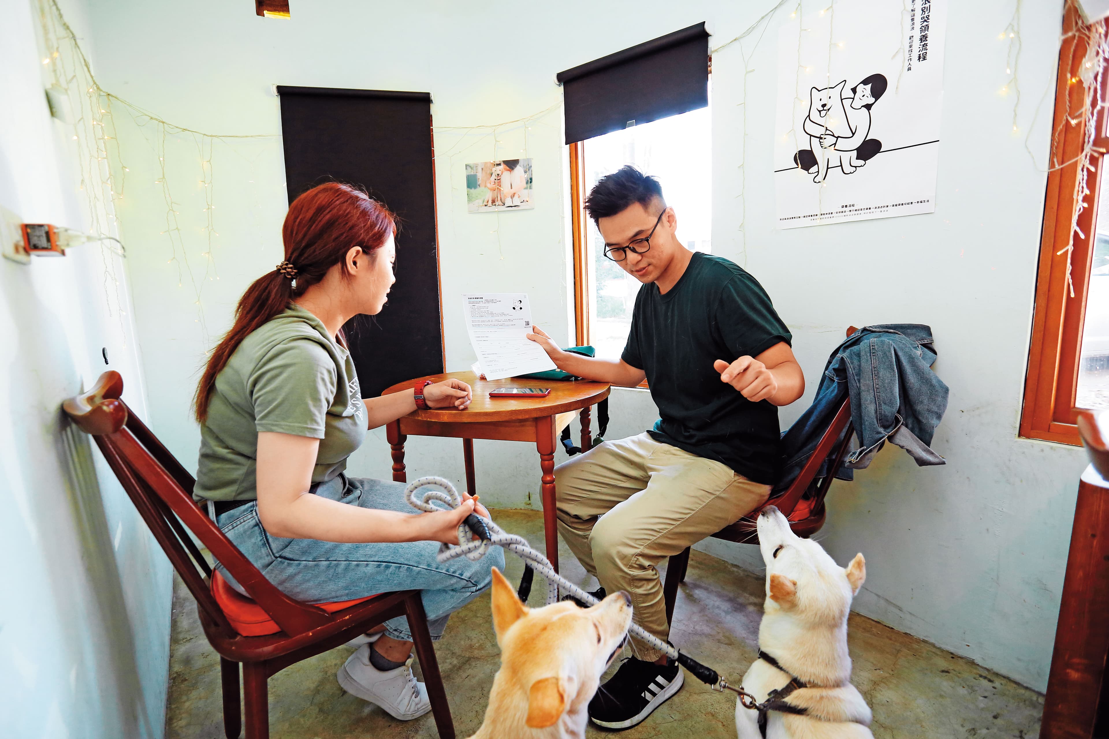 劉憲宗(右)去年開始上動物訓練課程,往動物訓練師之路邁進,他常與送養人分享貓狗搗亂或亂咬人時的應對方法。