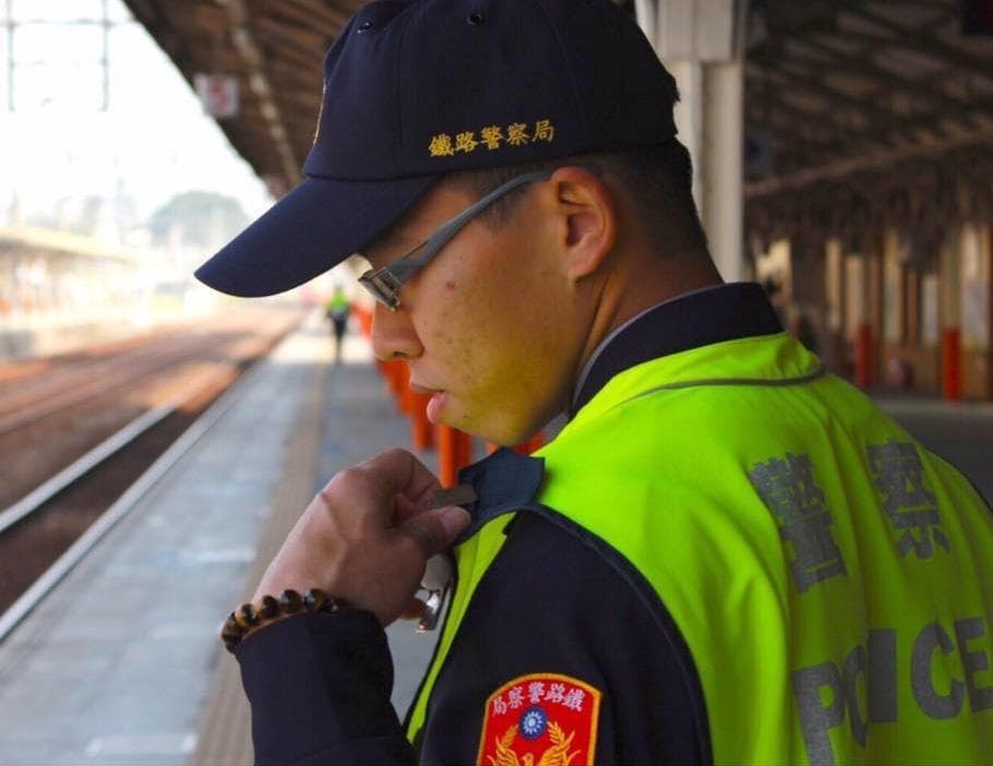 鐵路警察李承翰調解補票糾紛時,遭激動乘客持刀刺傷臟器外露,搶救後不幸殉職。(翻攝自李承翰臉書)