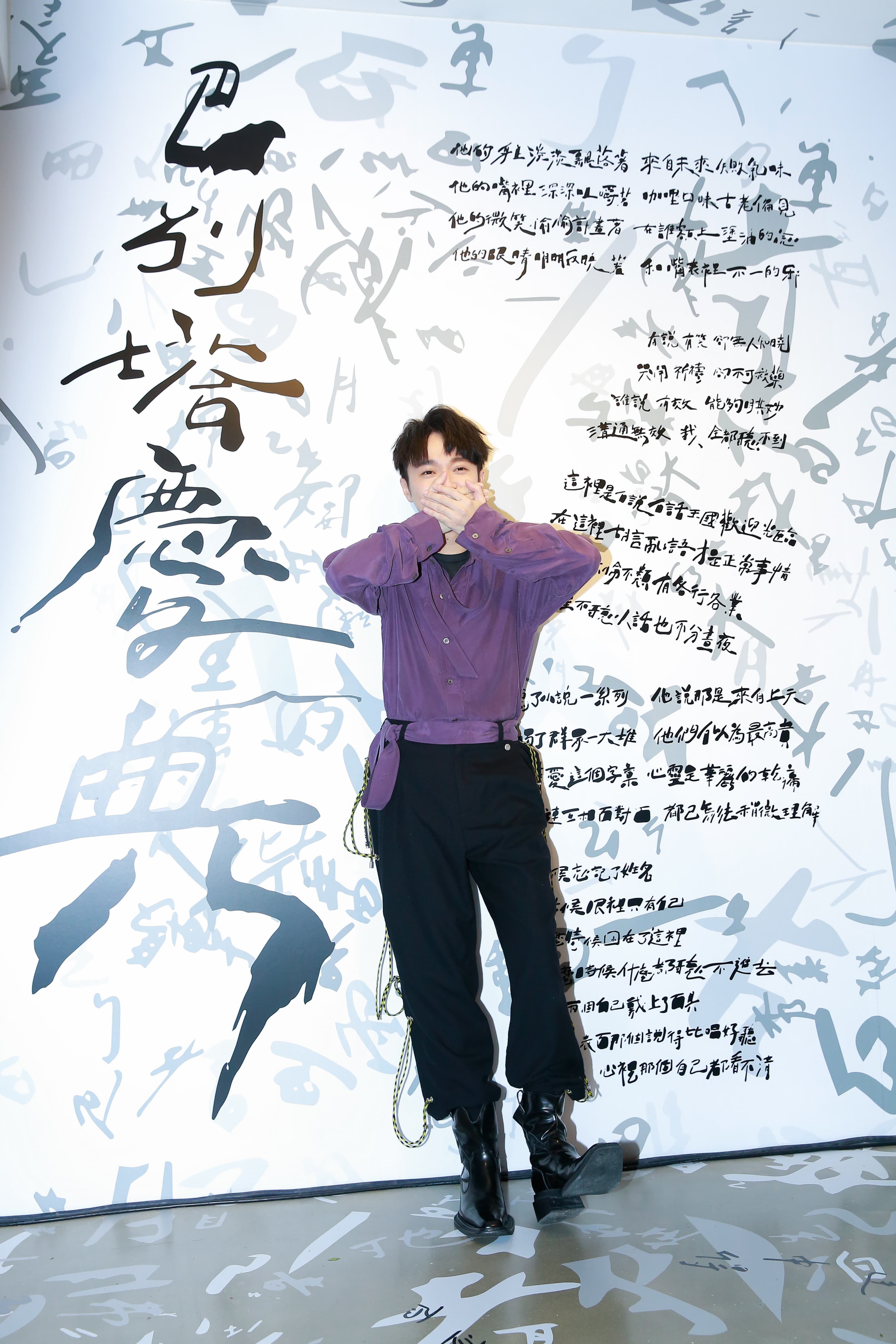青峰指寫歌就像畫畫,描繪出心中的圖像,也是一種自我溝通與療癒的過程。